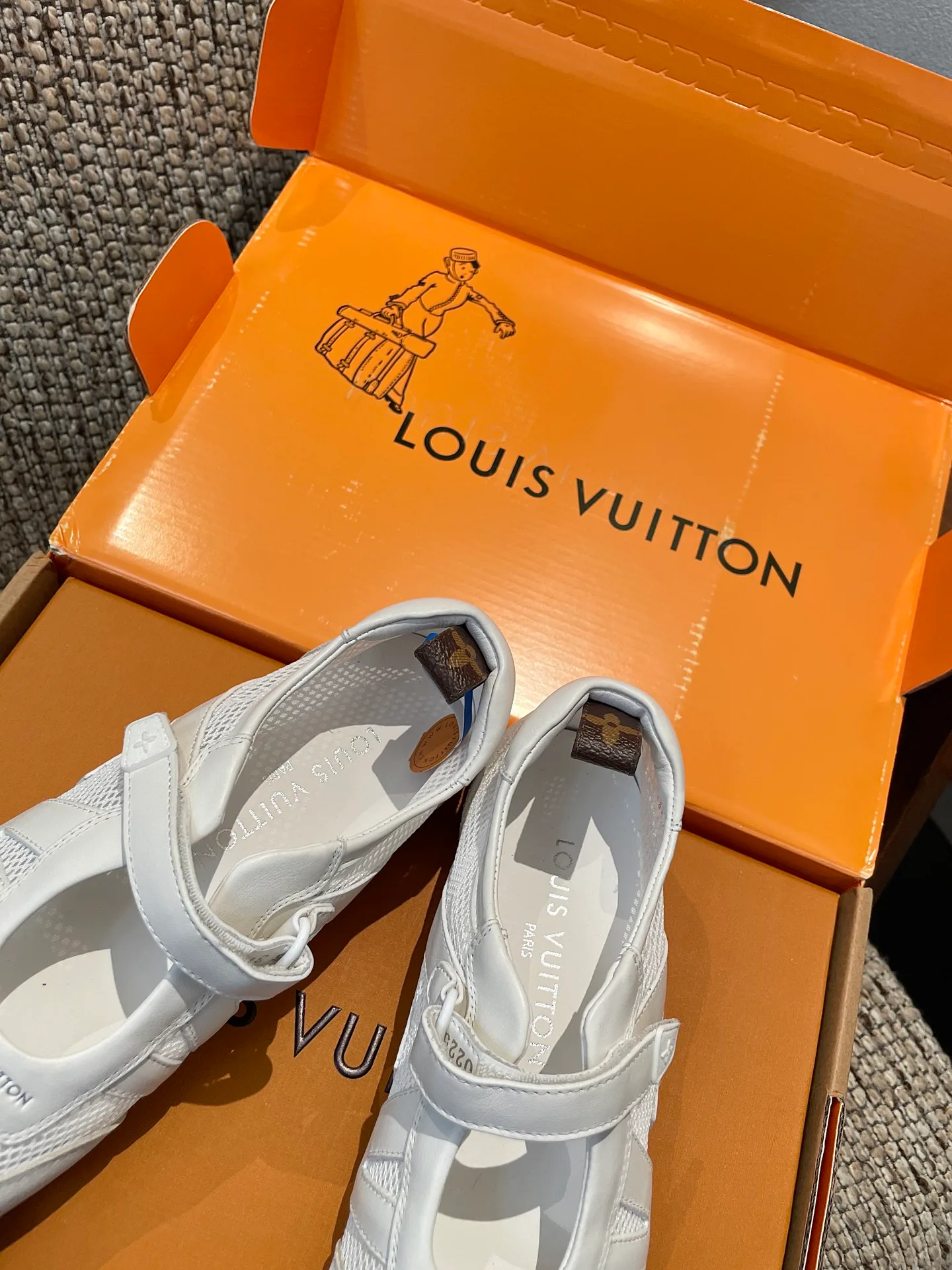 Кроссовки Женские Louis Vuitton 18209169