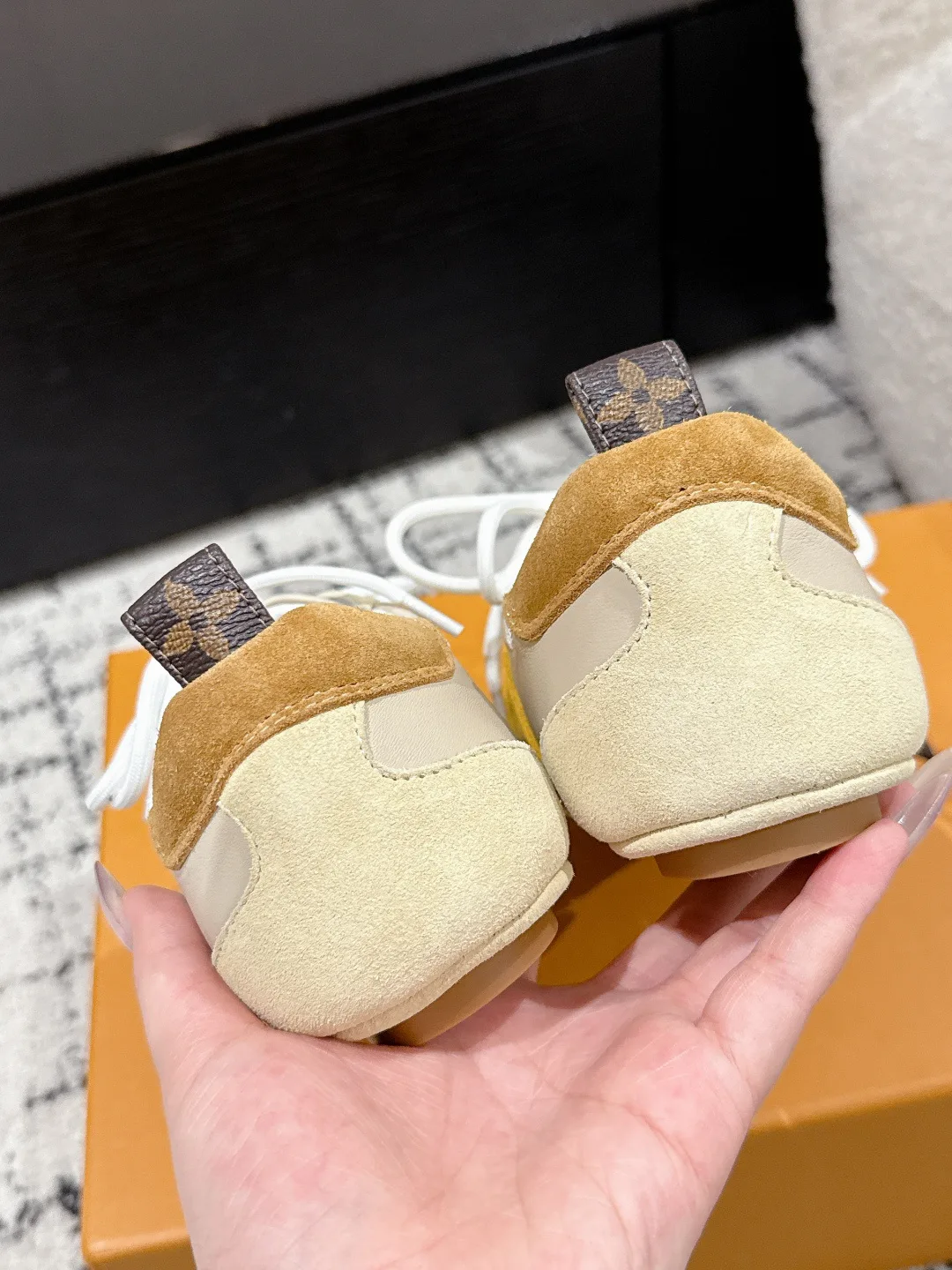 Кроссовки Женские Louis Vuitton 18409754