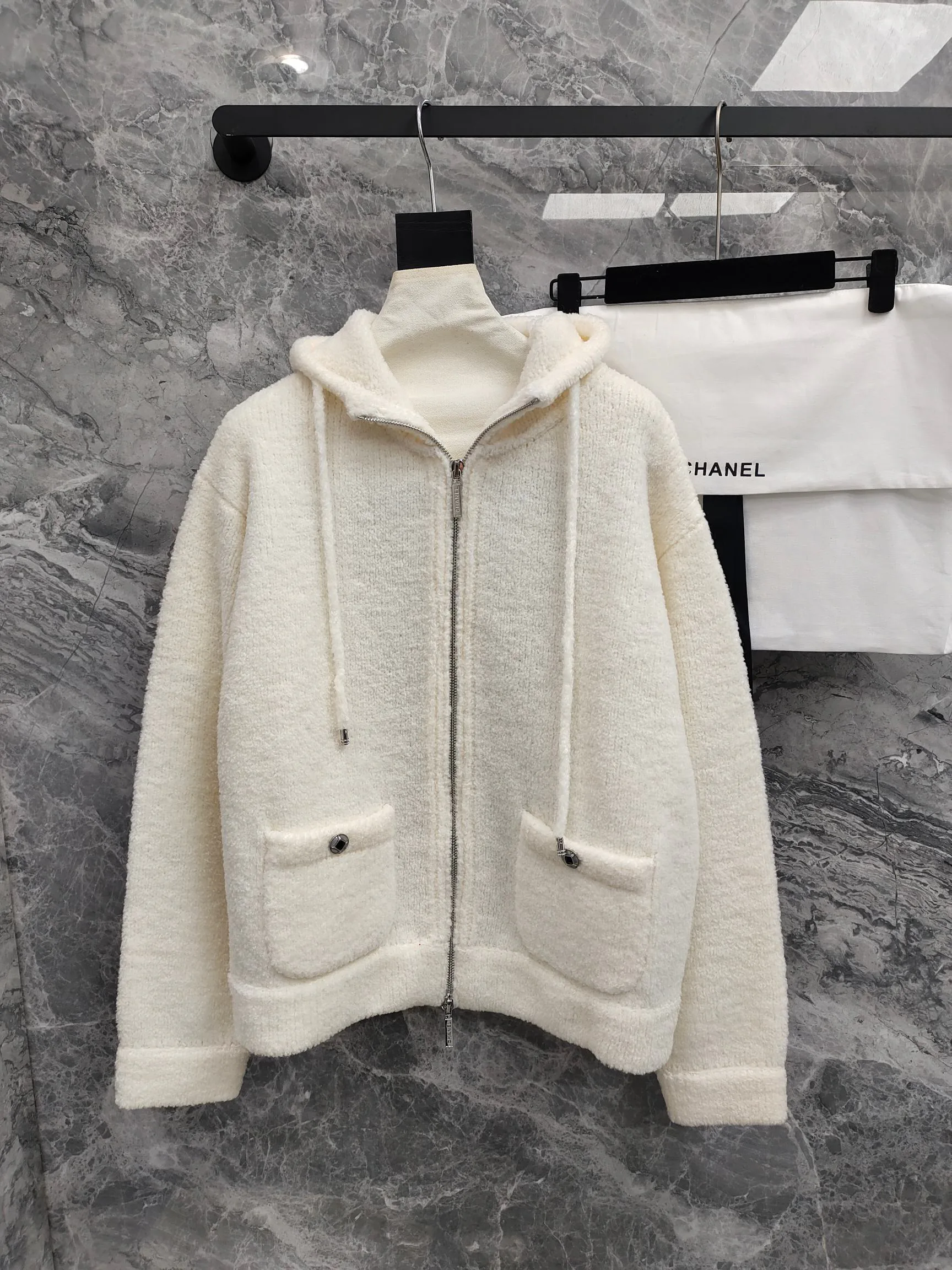 Куртки И Пуховики Женские Chanel 9859147