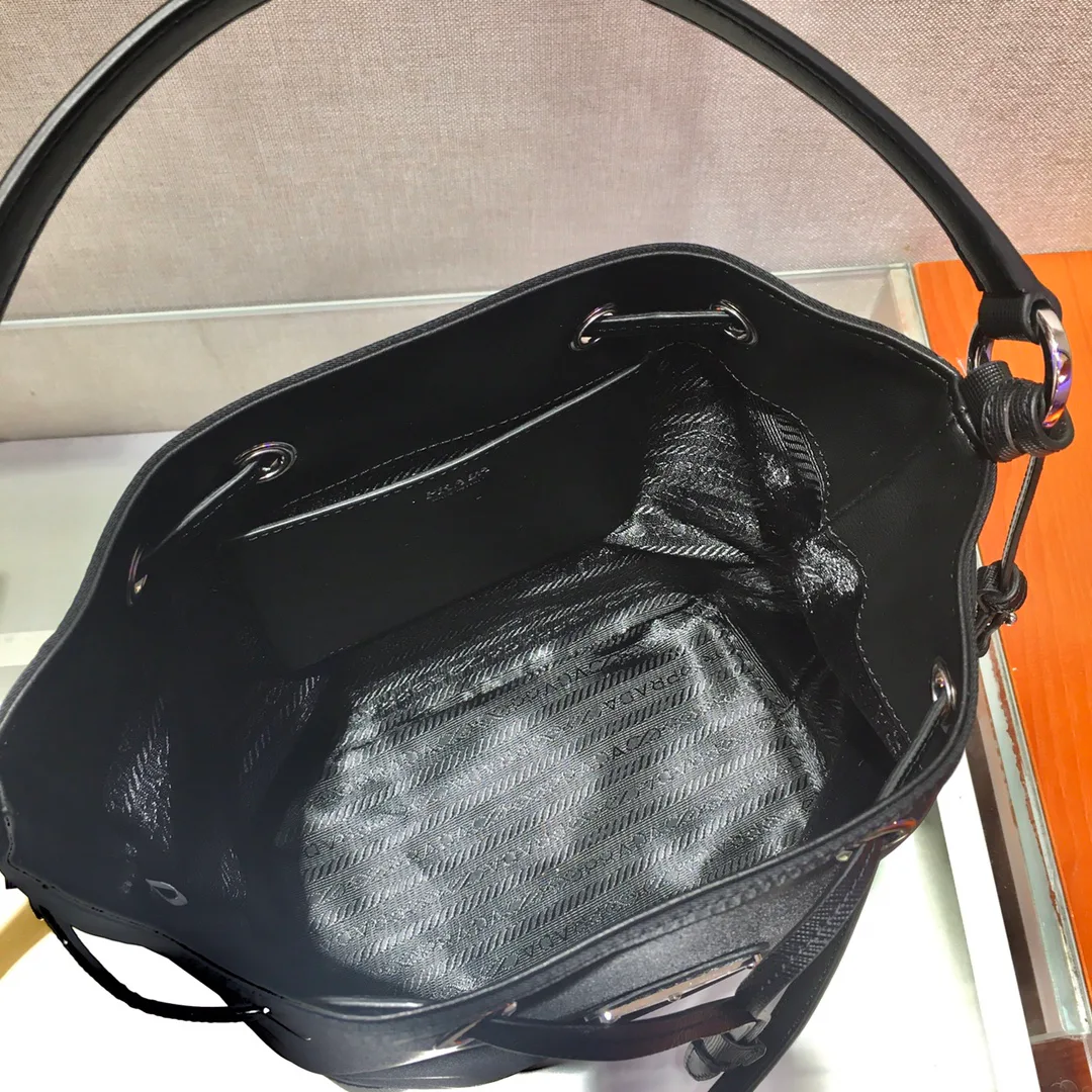 Классические Сумки Женские Prada 11886391