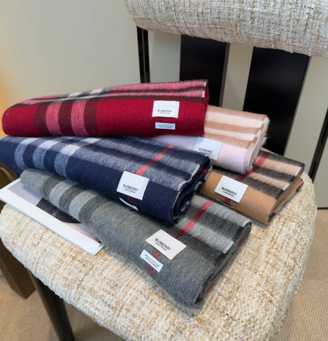 Шарфы Burberry 18449908