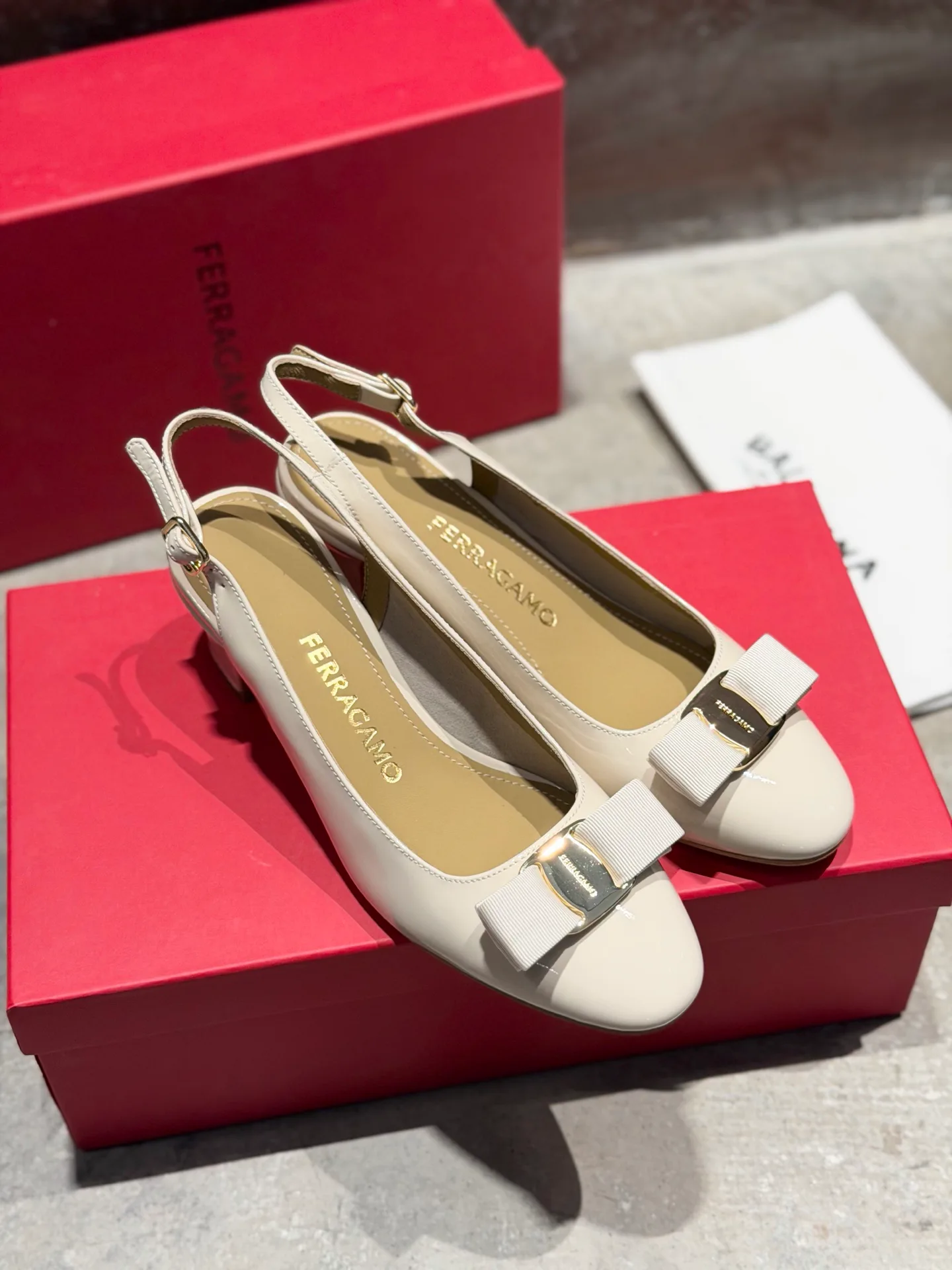 Туфли Женские Salvatore Ferragamo 13368379