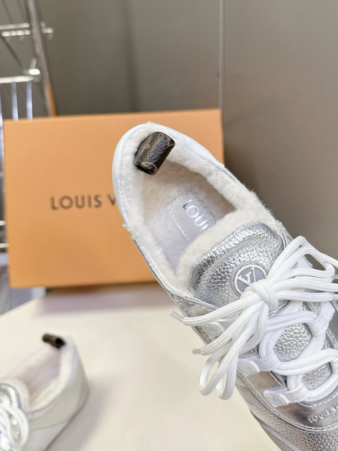 Кроссовки Женские Louis Vuitton 19499929