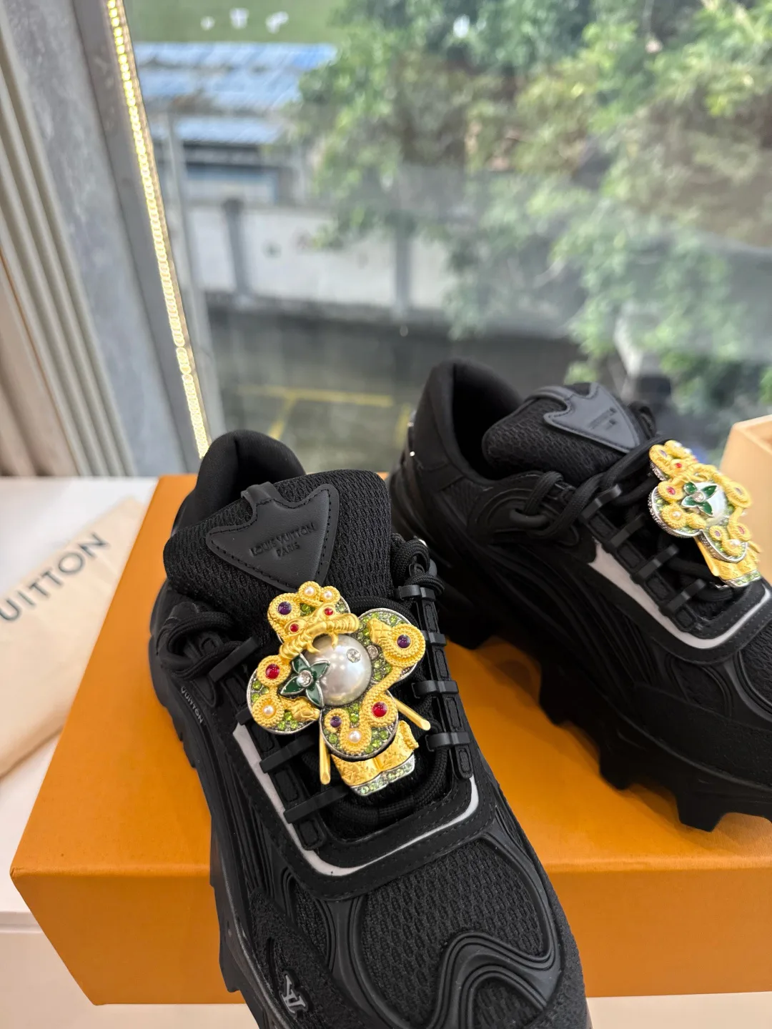 Кроссовки Женские Louis Vuitton 18053490