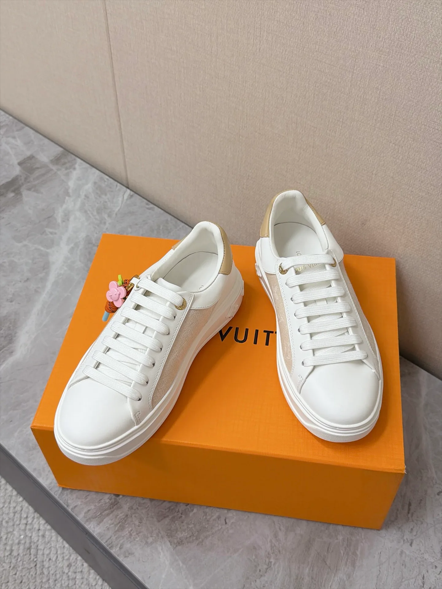 Кроссовки Женские Louis Vuitton 19143568
