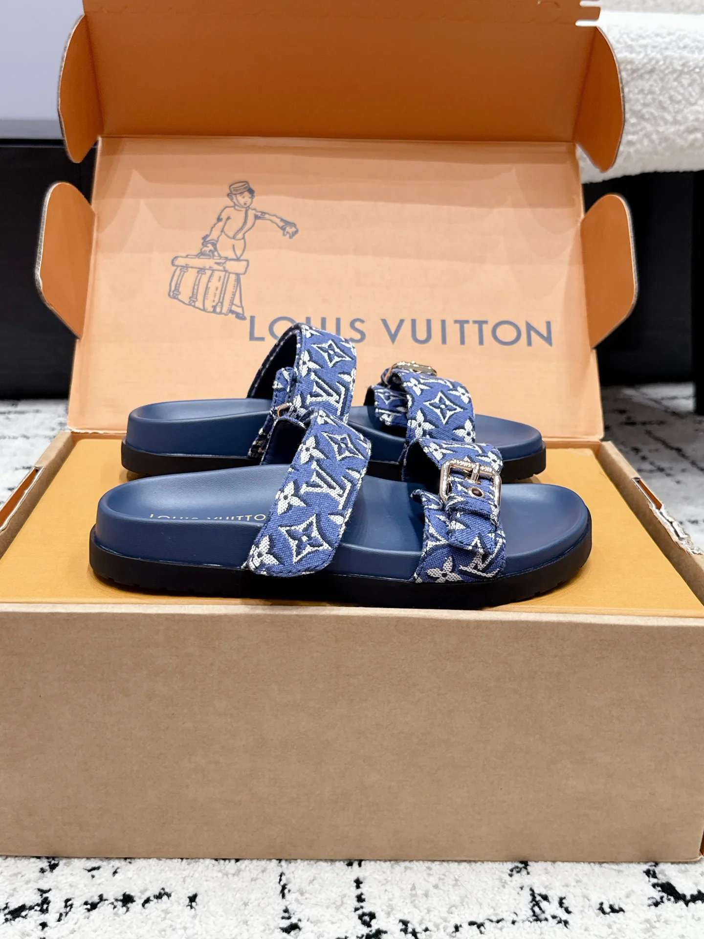 Шлепанцы Женские Louis Vuitton 17522808