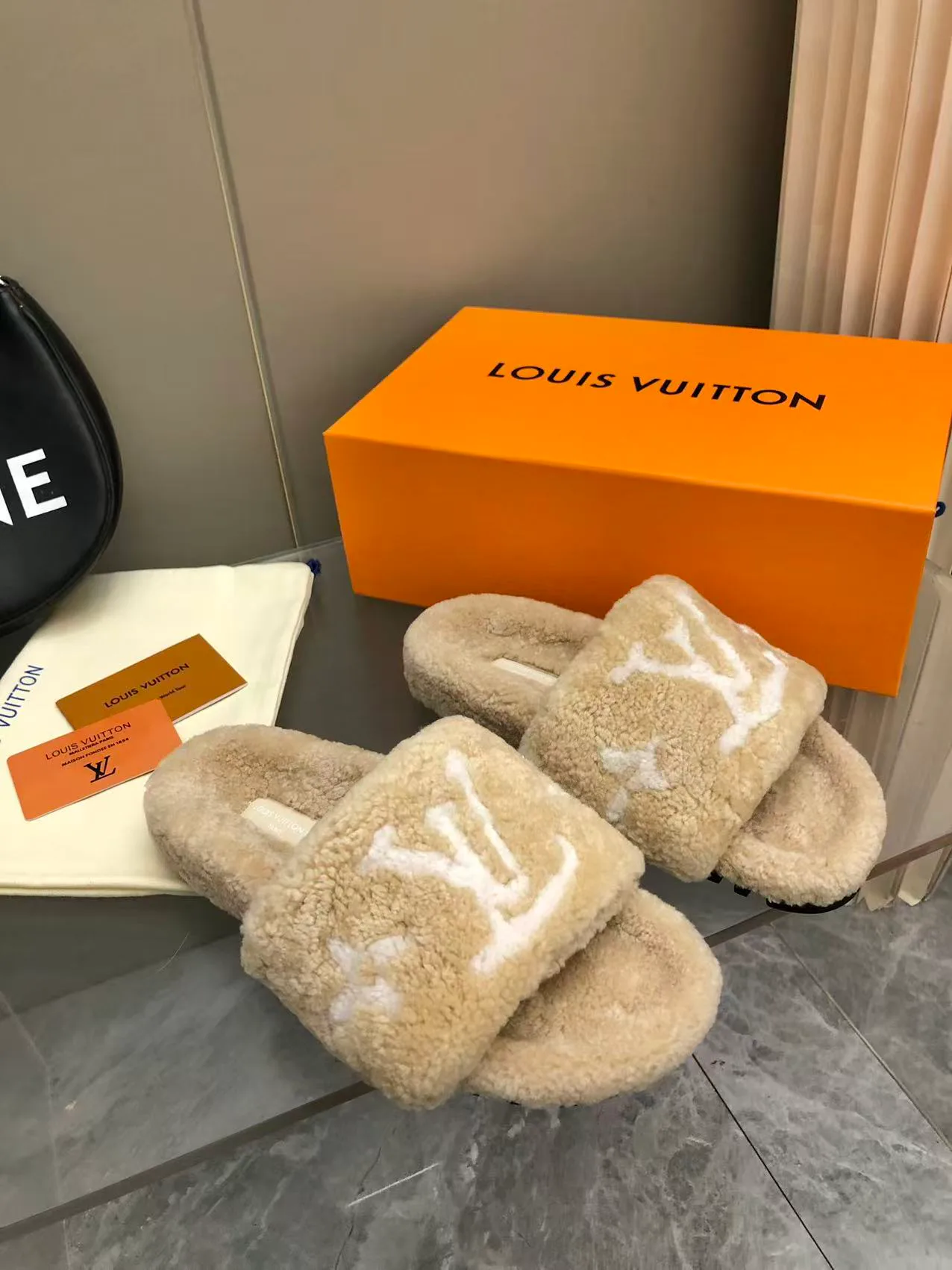 Тапочки Женские Louis Vuitton 18034643