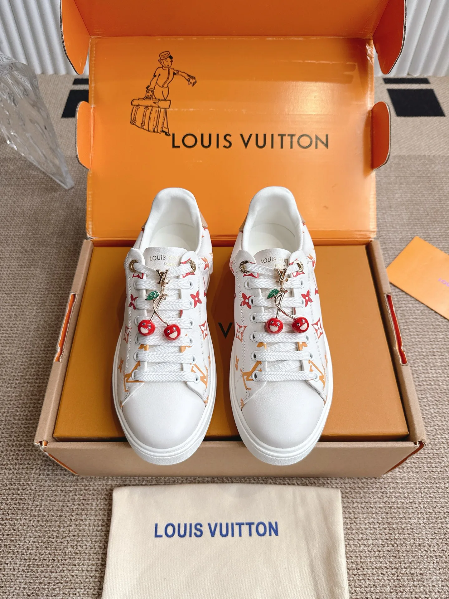 Кроссовки Женские Louis Vuitton 18857110