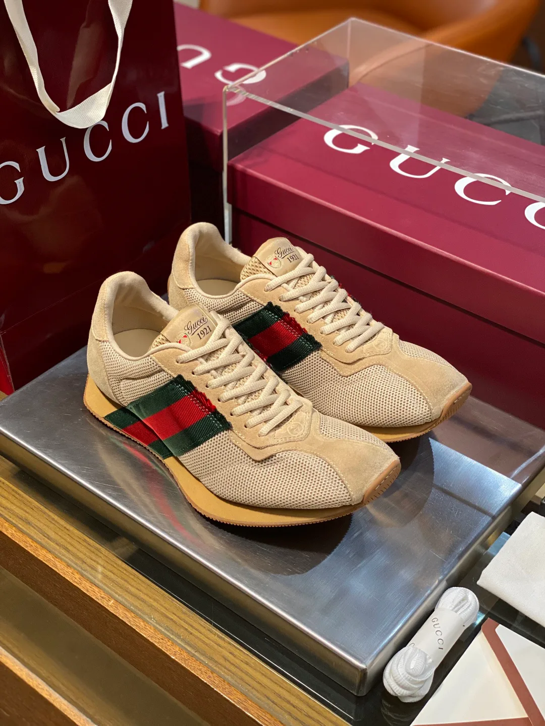 Кроссовки Женские Gucci 18119355