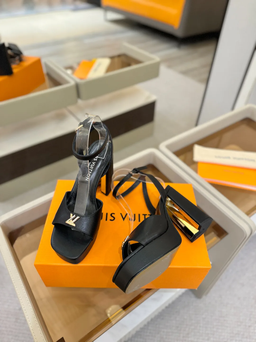 Босоножки Женские Louis Vuitton 10910169