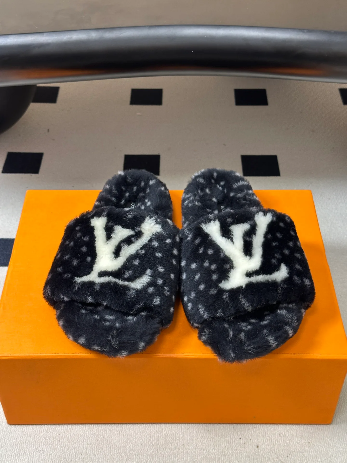 Тапочки Женские Louis Vuitton 18980488