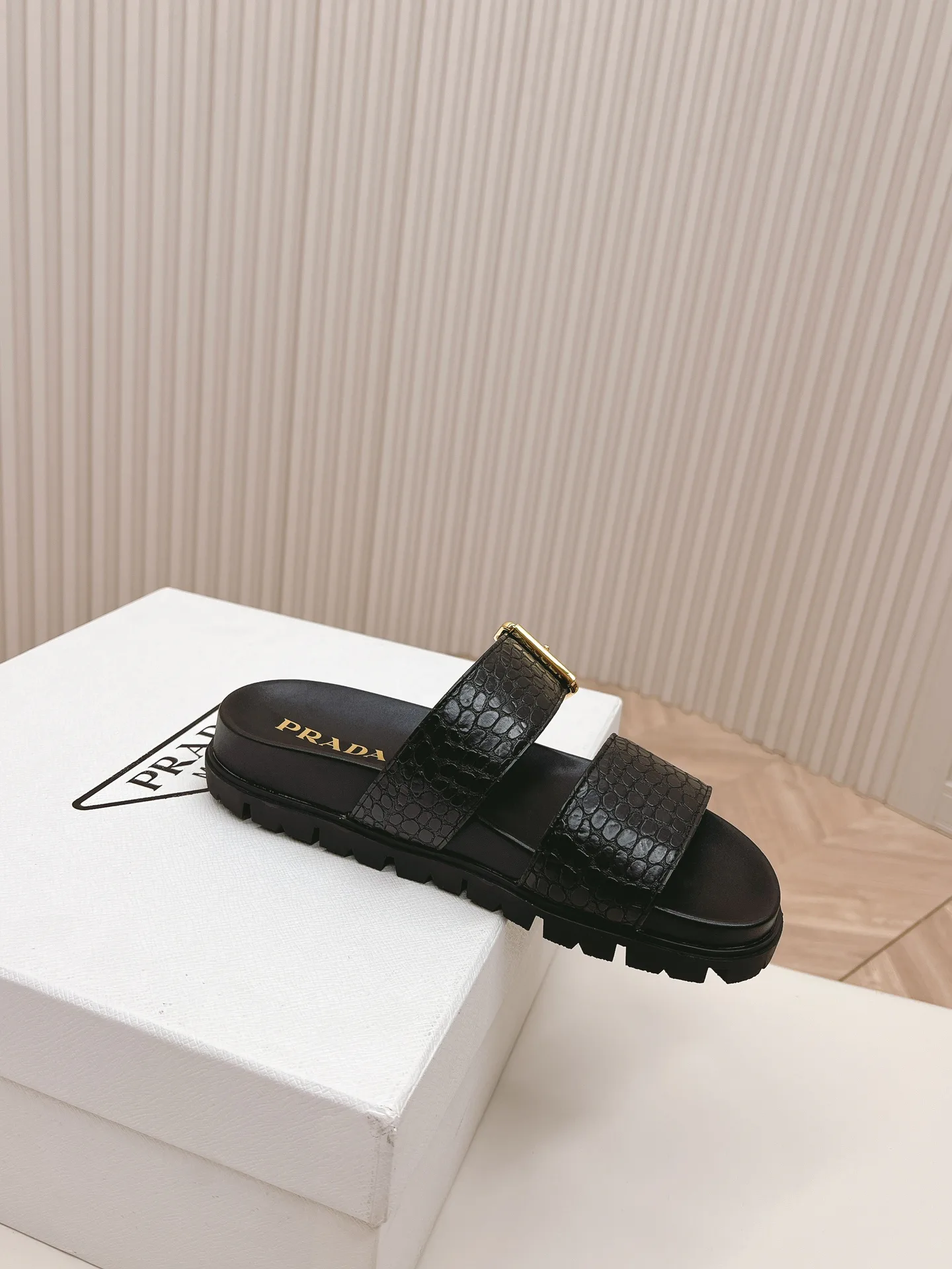 Шлепанцы Женские Prada 17499576