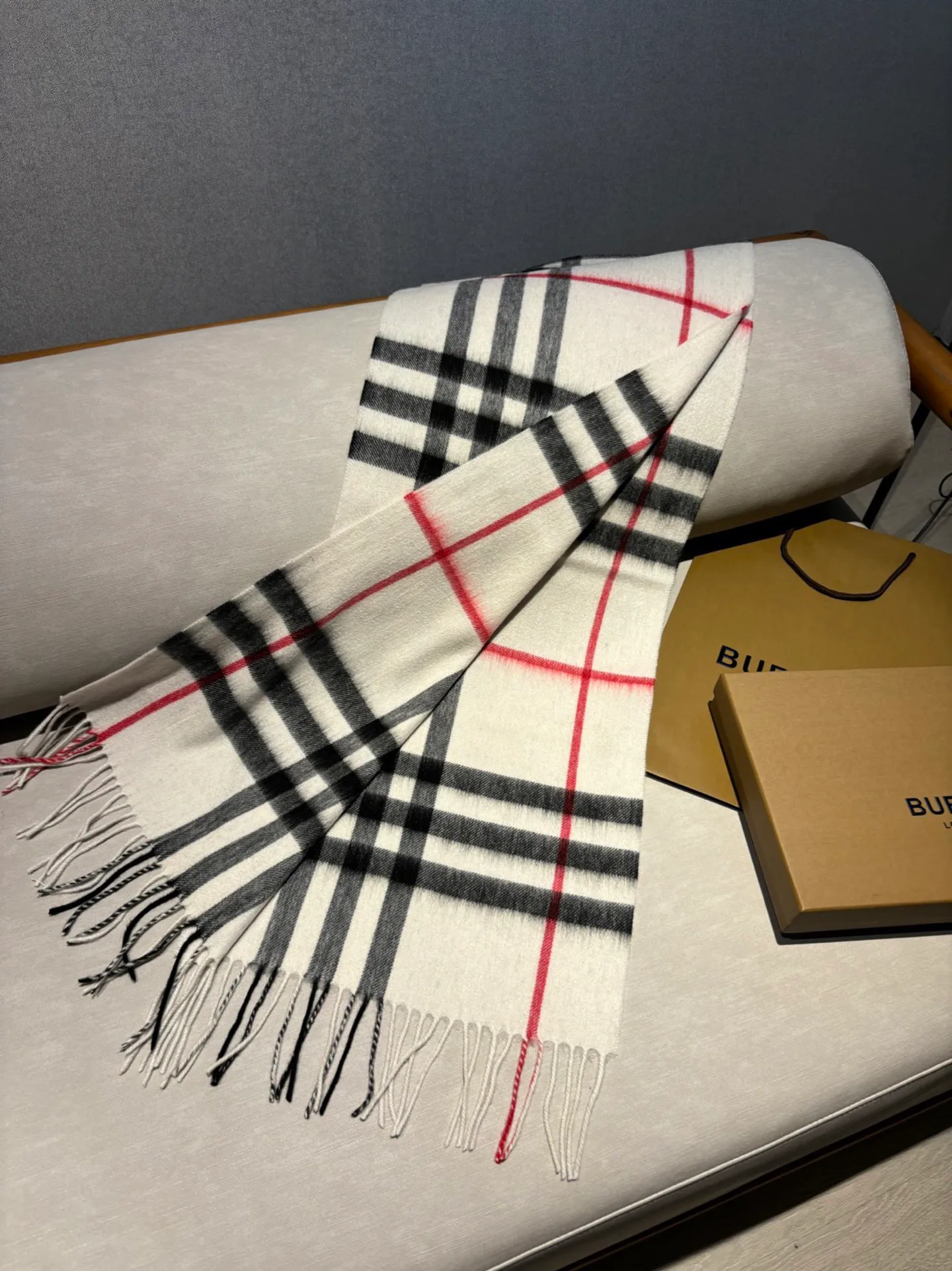 Шарфы Burberry 18507481
