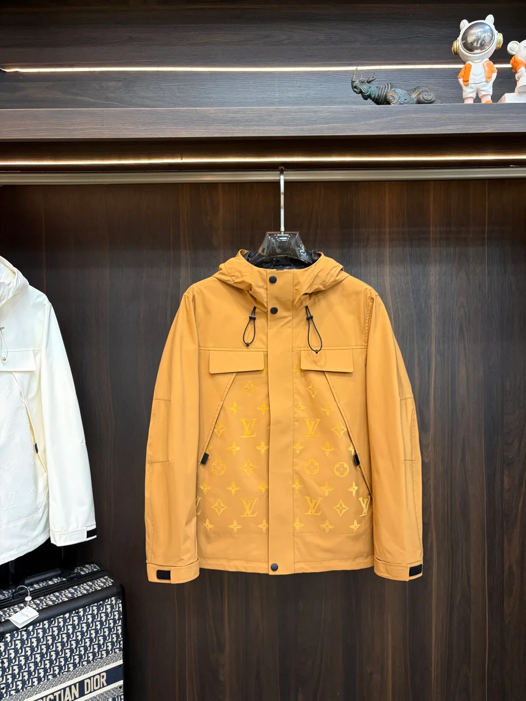 Куртки И Пуховики Женские Louis Vuitton 18157373