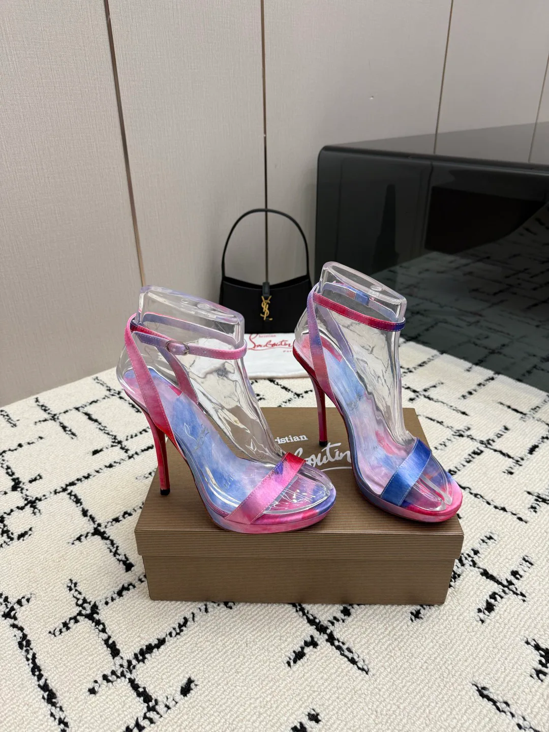 Босоножки Женские Christian Louboutin 17234909