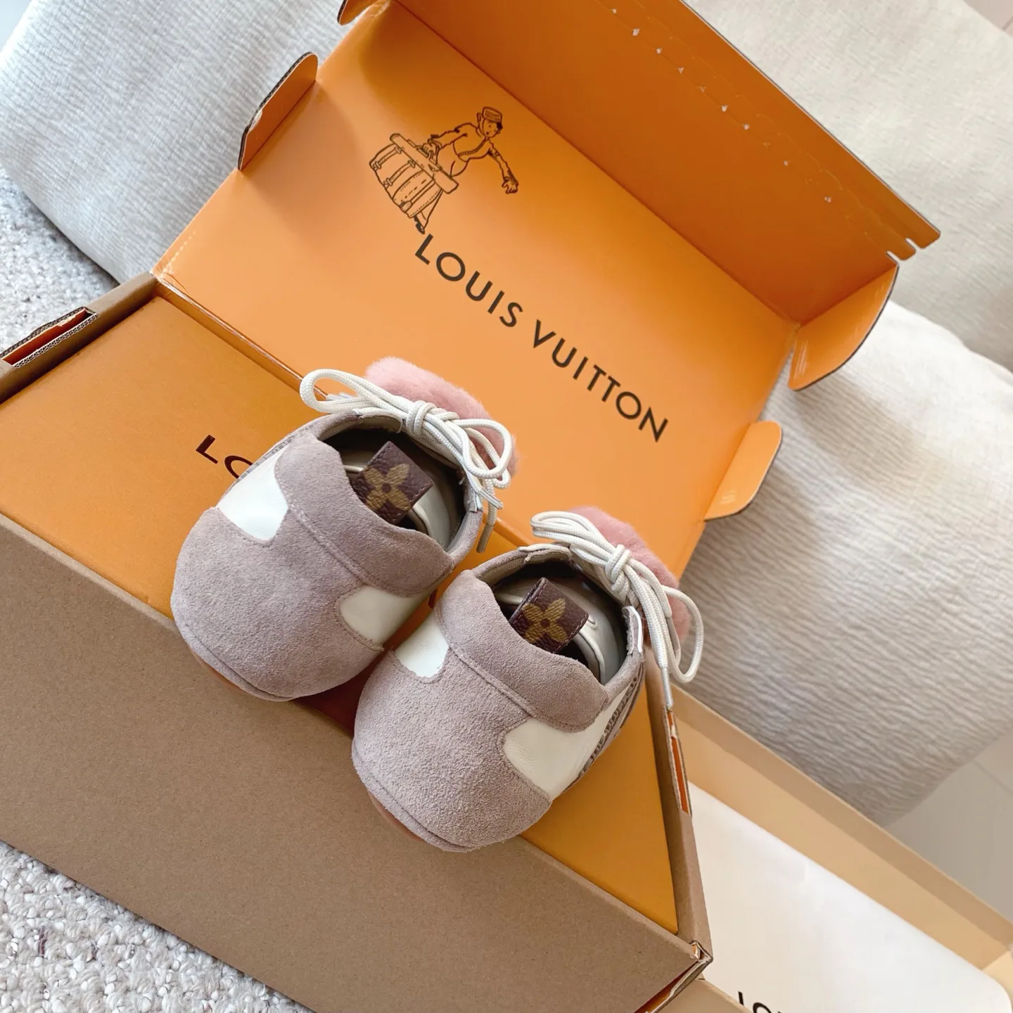 Кроссовки Женские Louis Vuitton 18375805