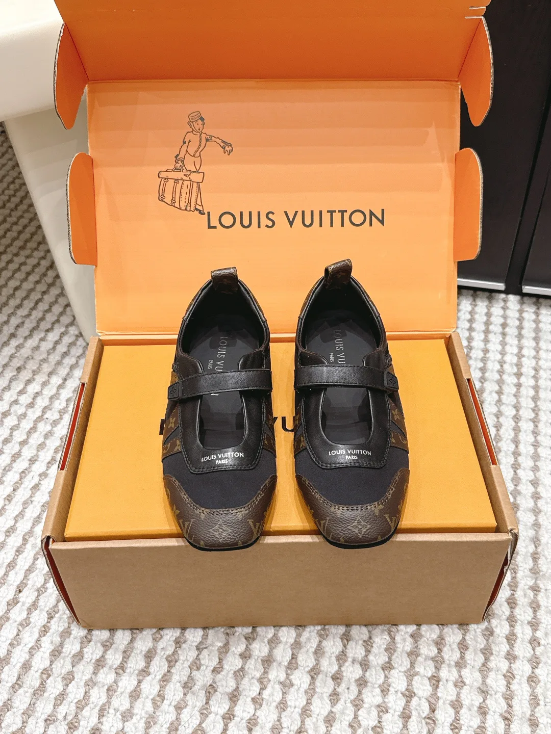 Кроссовки Женские Louis Vuitton 11518537