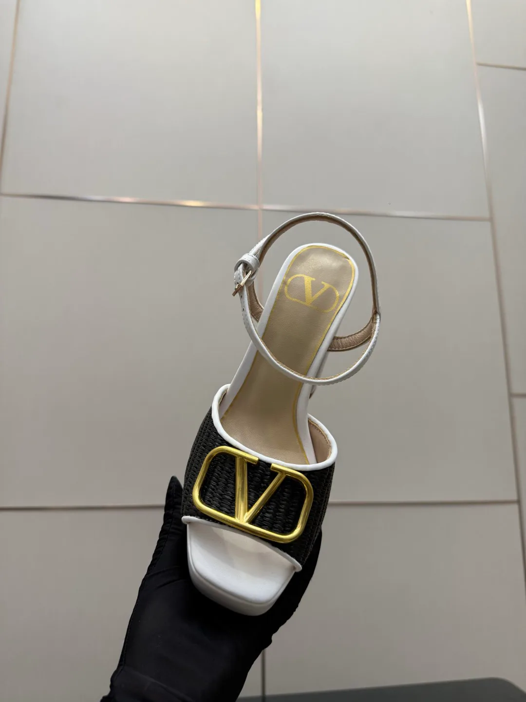 Босоножки Женские Valentino 13241316