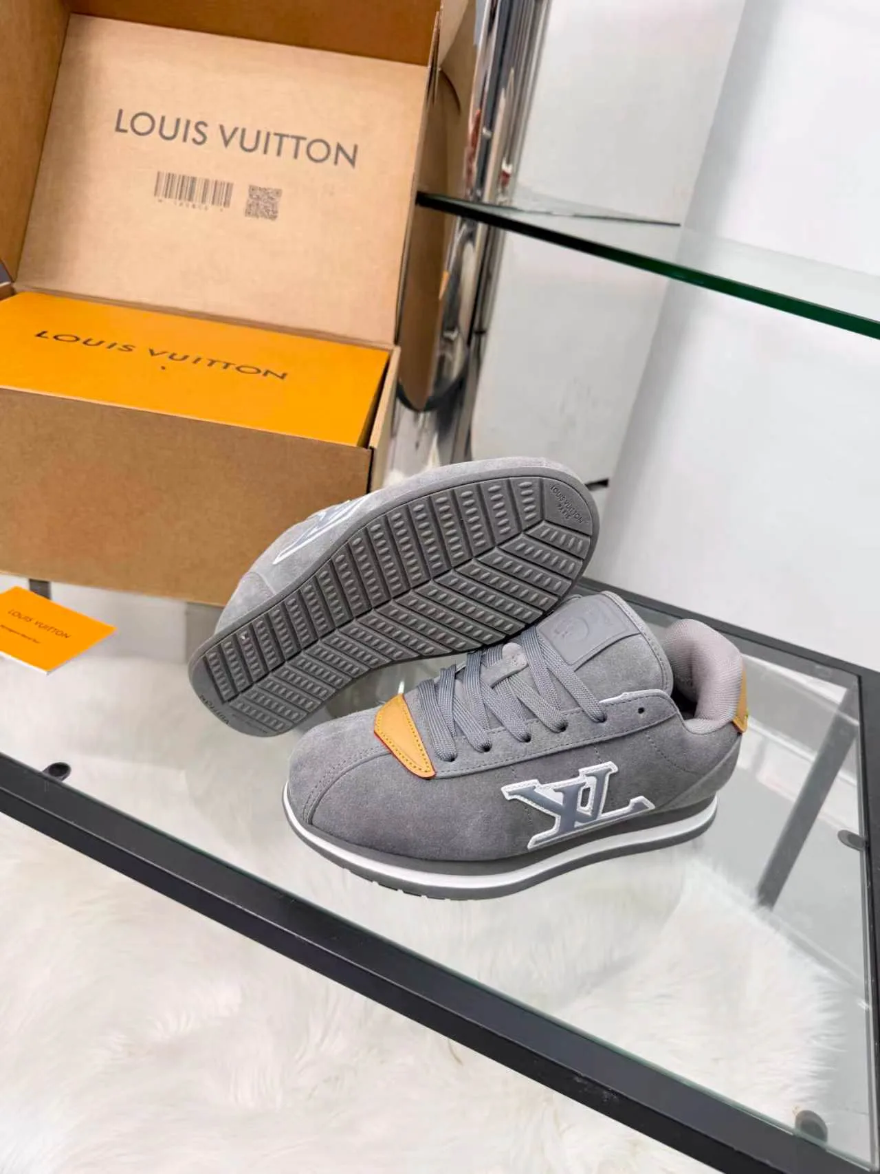 Кроссовки Женские Louis Vuitton 18417395