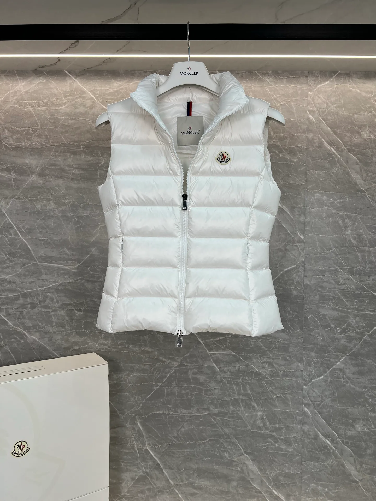 Жилеты Женские Moncler 18111346