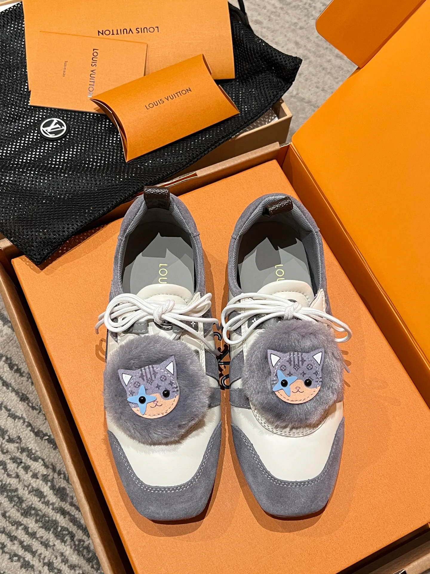 Кроссовки Женские Louis Vuitton 18567846