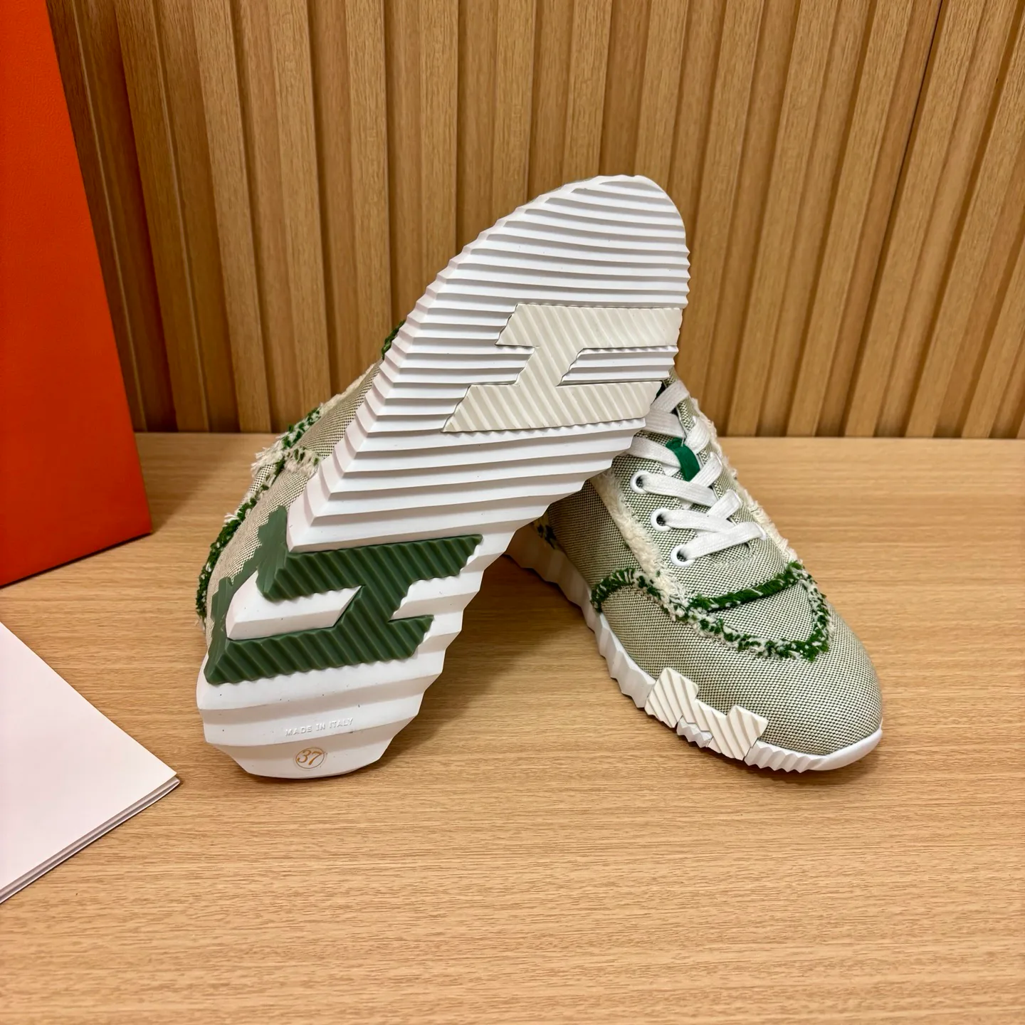 Кроссовки Женские Louis Vuitton 18387023