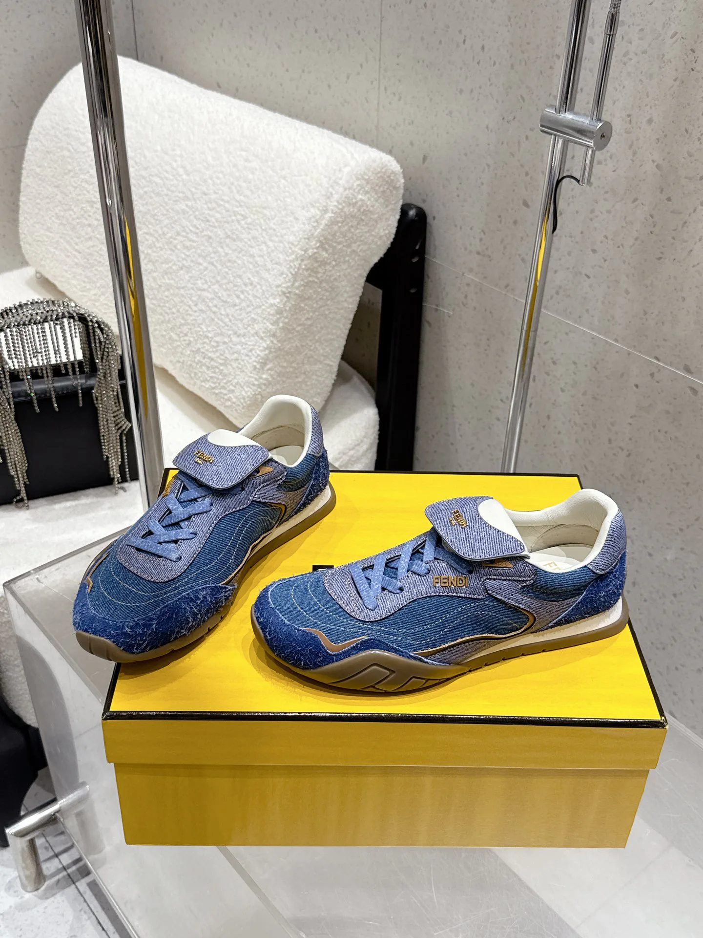 Кроссовки Женские Fendi 13078814