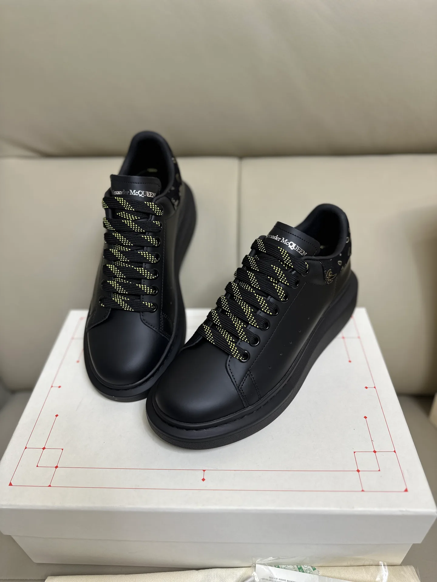 Кроссовки Женские Alexander Mcqueen 18616712