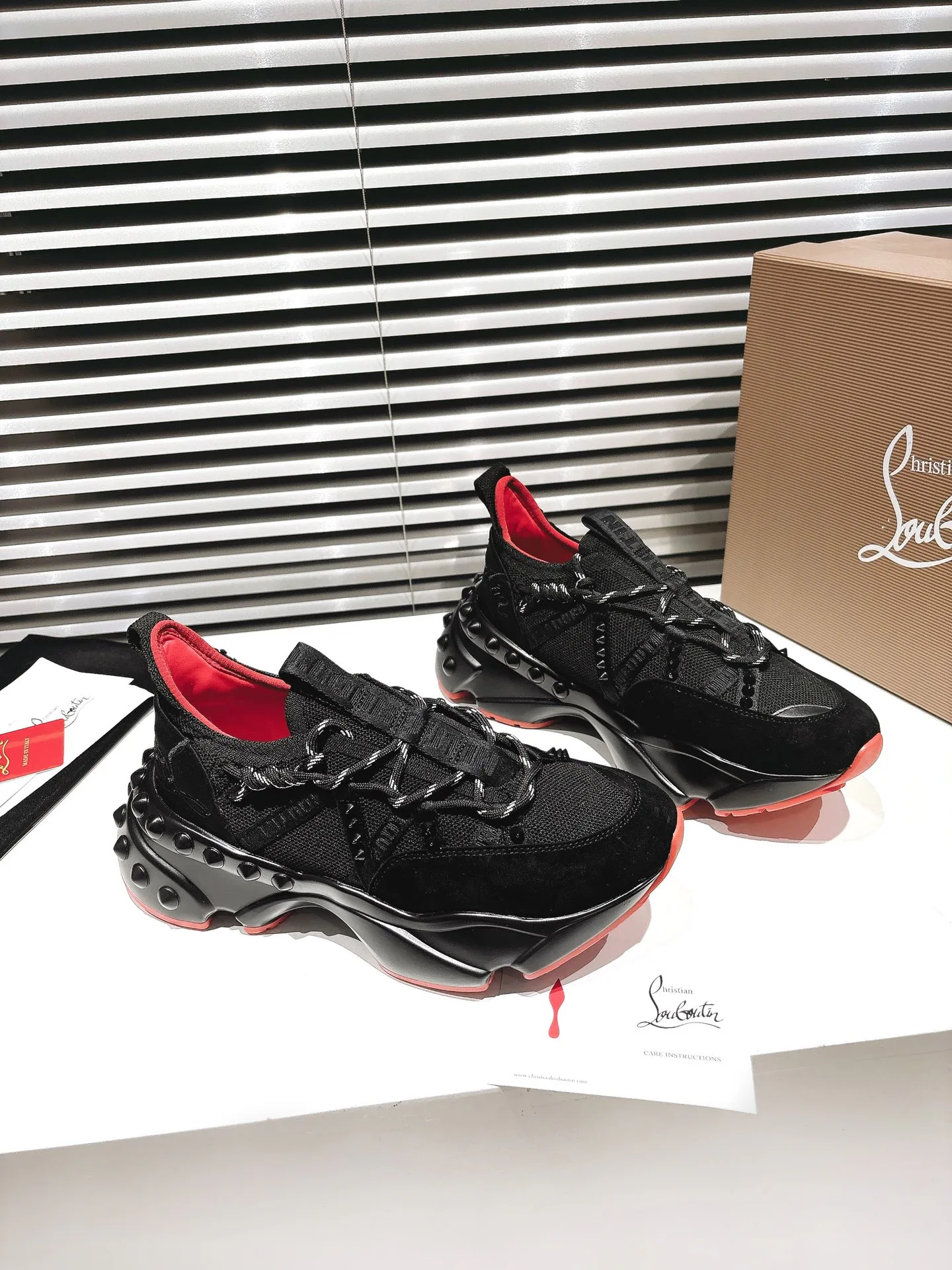 Кроссовки Женские Christian Louboutin 18835381