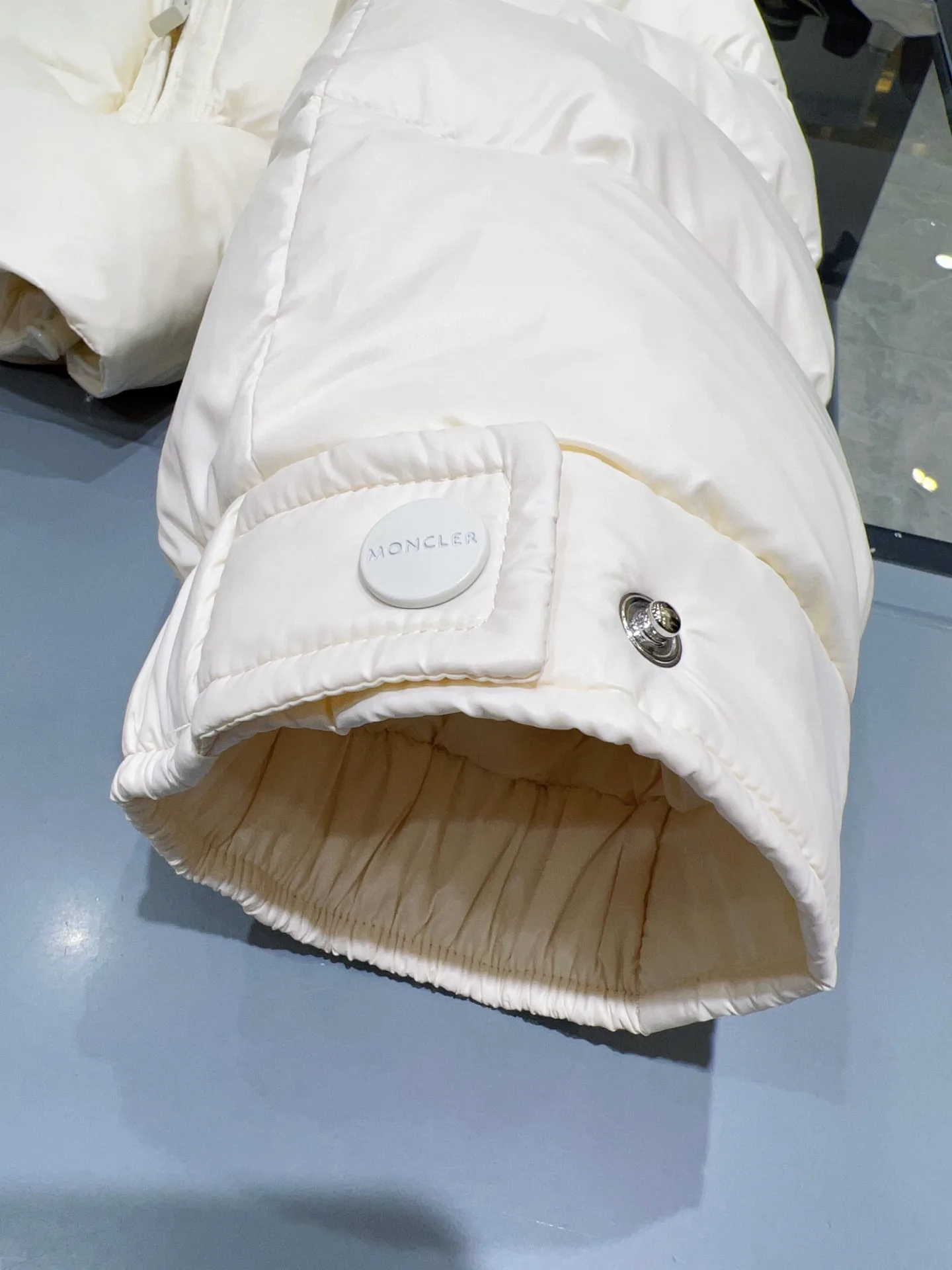 Куртки И Пуховики Женские Moncler 18368424