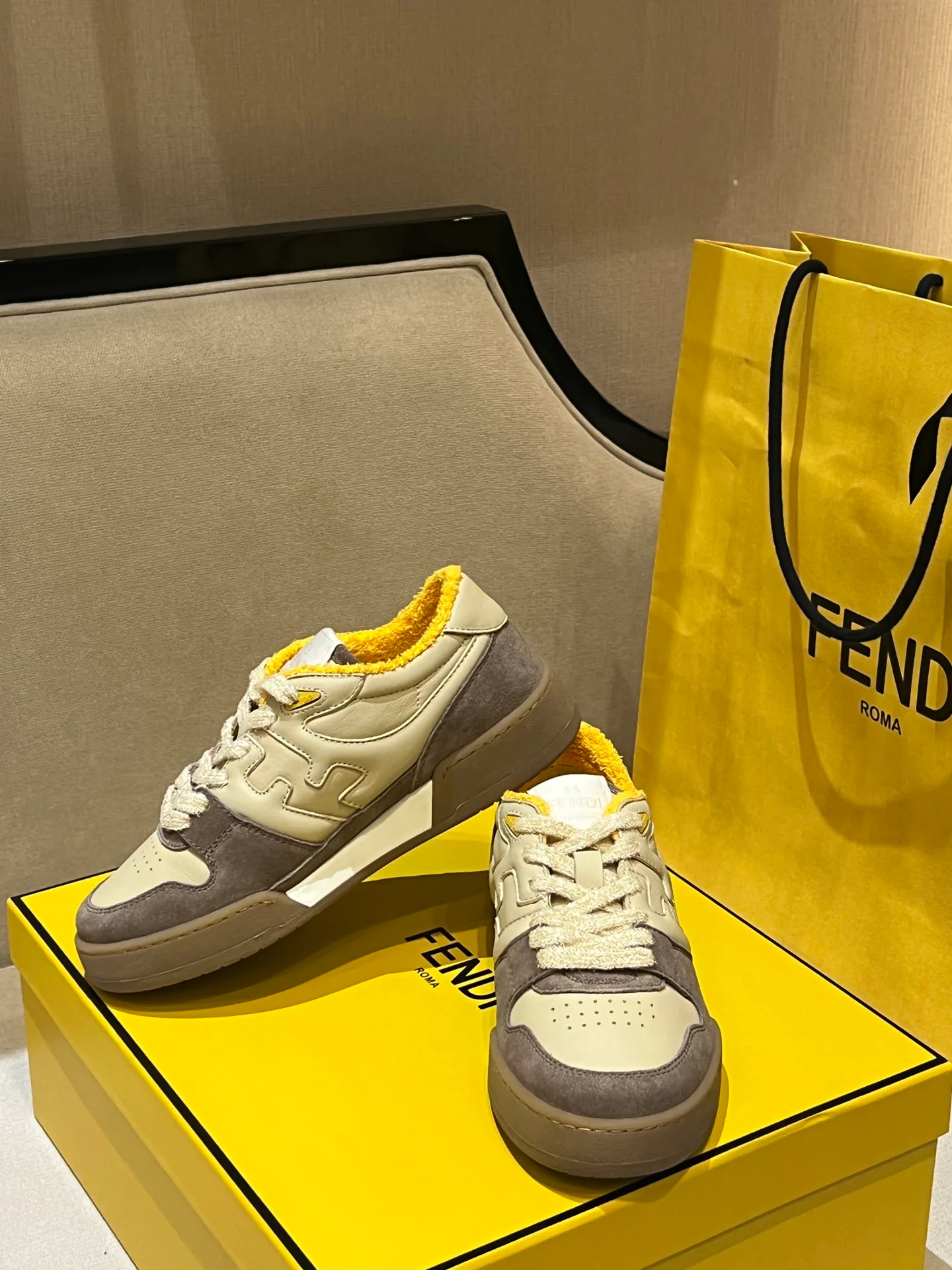 Кроссовки Женские Fendi 139695