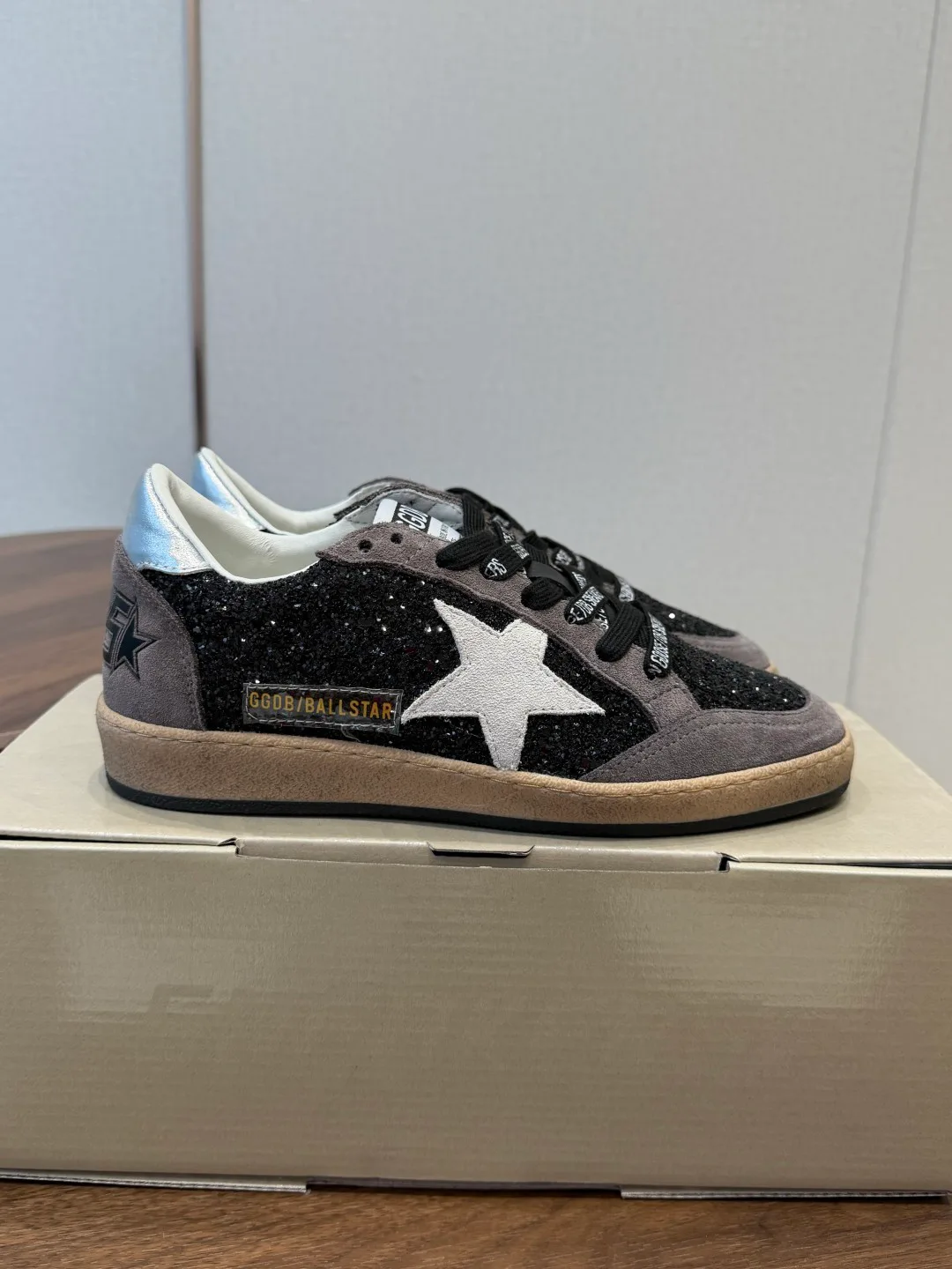 Кроссовки Женские Golden Goose 18357249