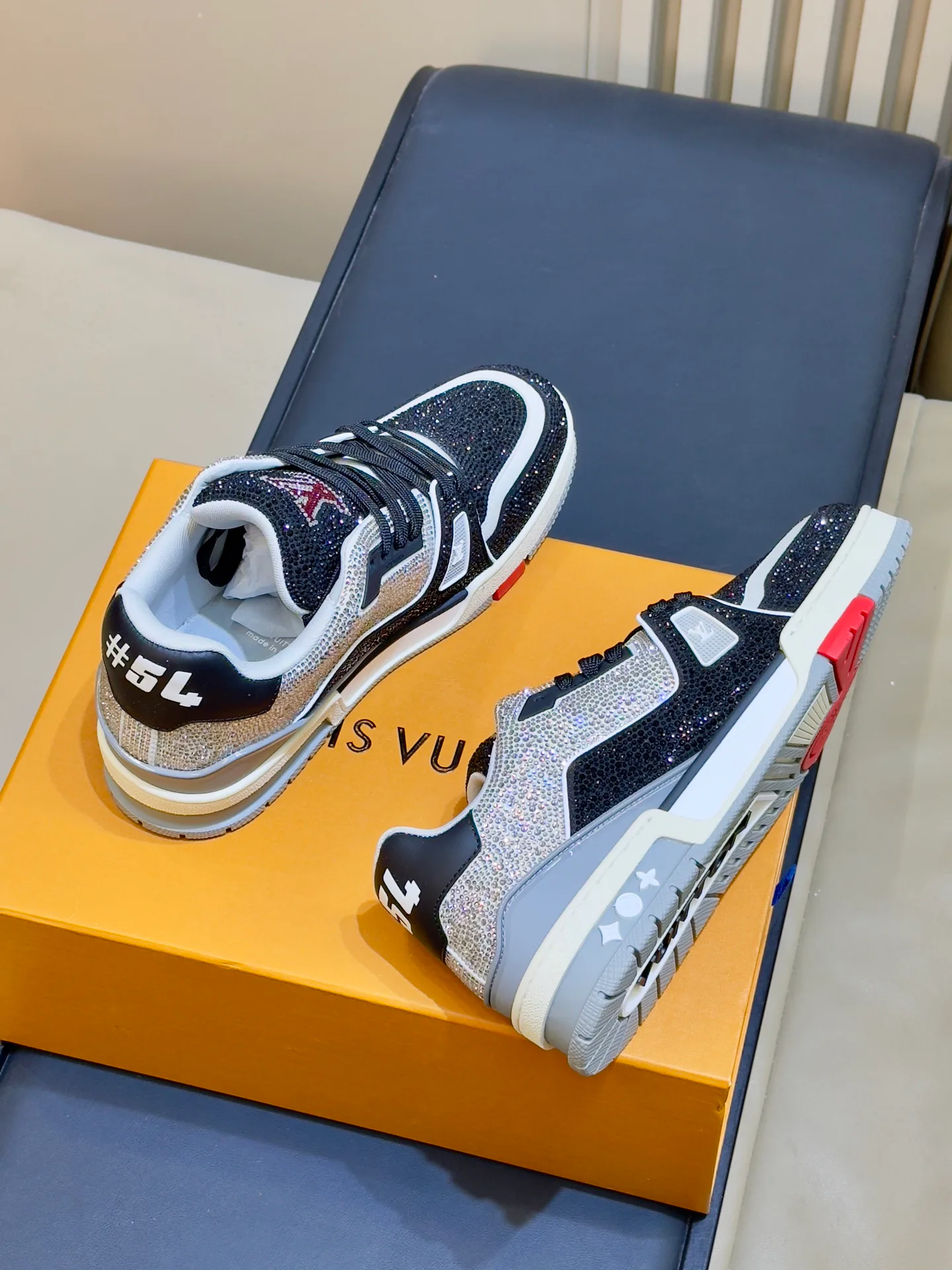 Кроссовки Женские Louis Vuitton 18073555