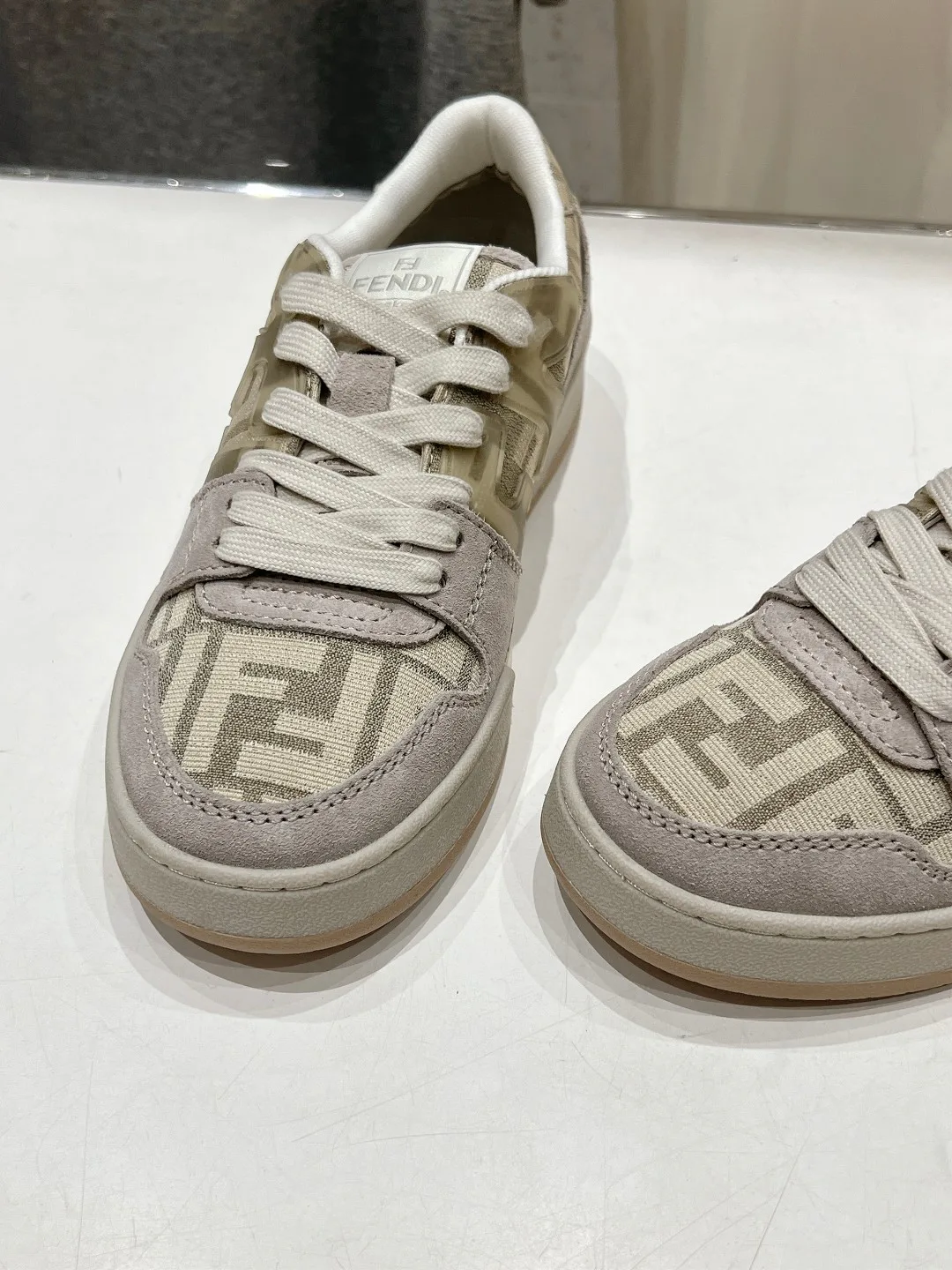 Кроссовки Женские Fendi 17908444