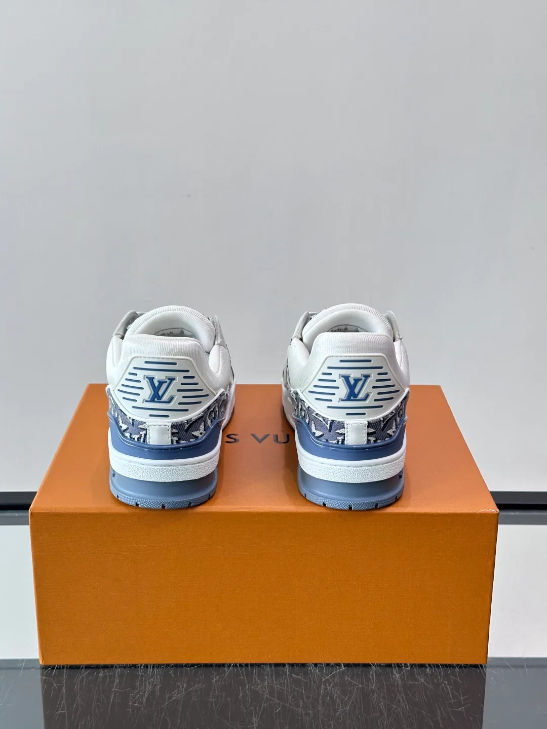 Кроссовки Женские Louis Vuitton 18039738