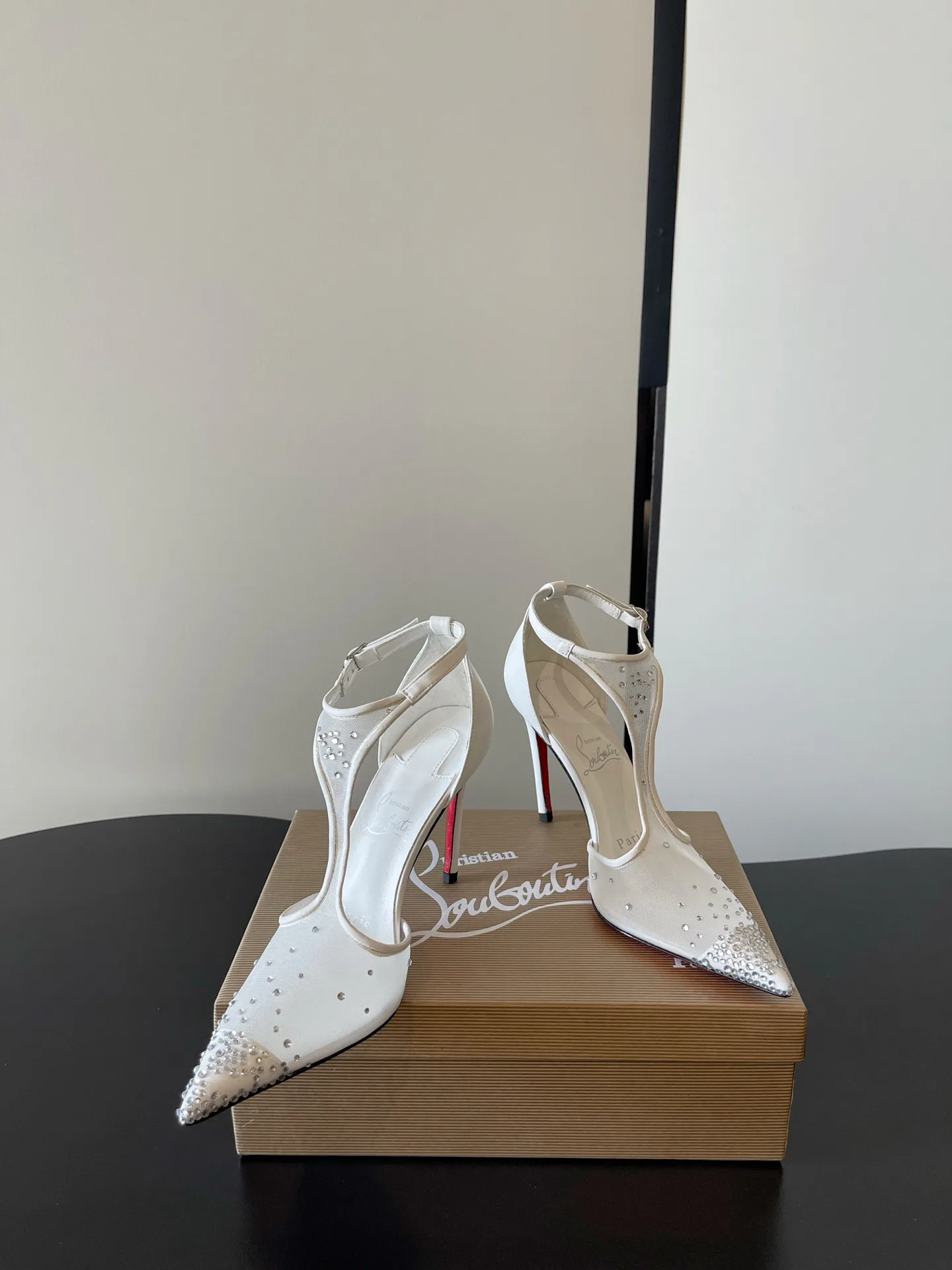 Босоножки Женские Christian Louboutin 18687150