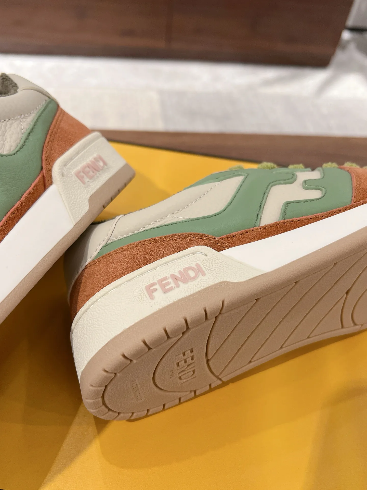 Кроссовки Женские Fendi 18219601