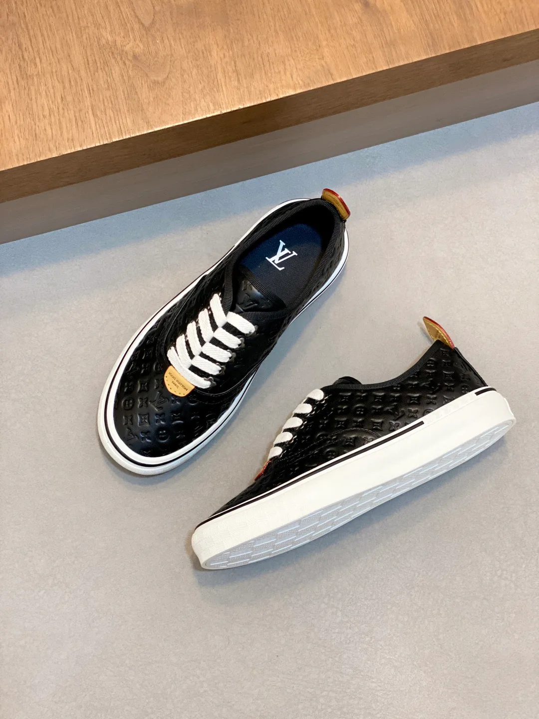 Кроссовки Мужские Louis Vuitton 18762350