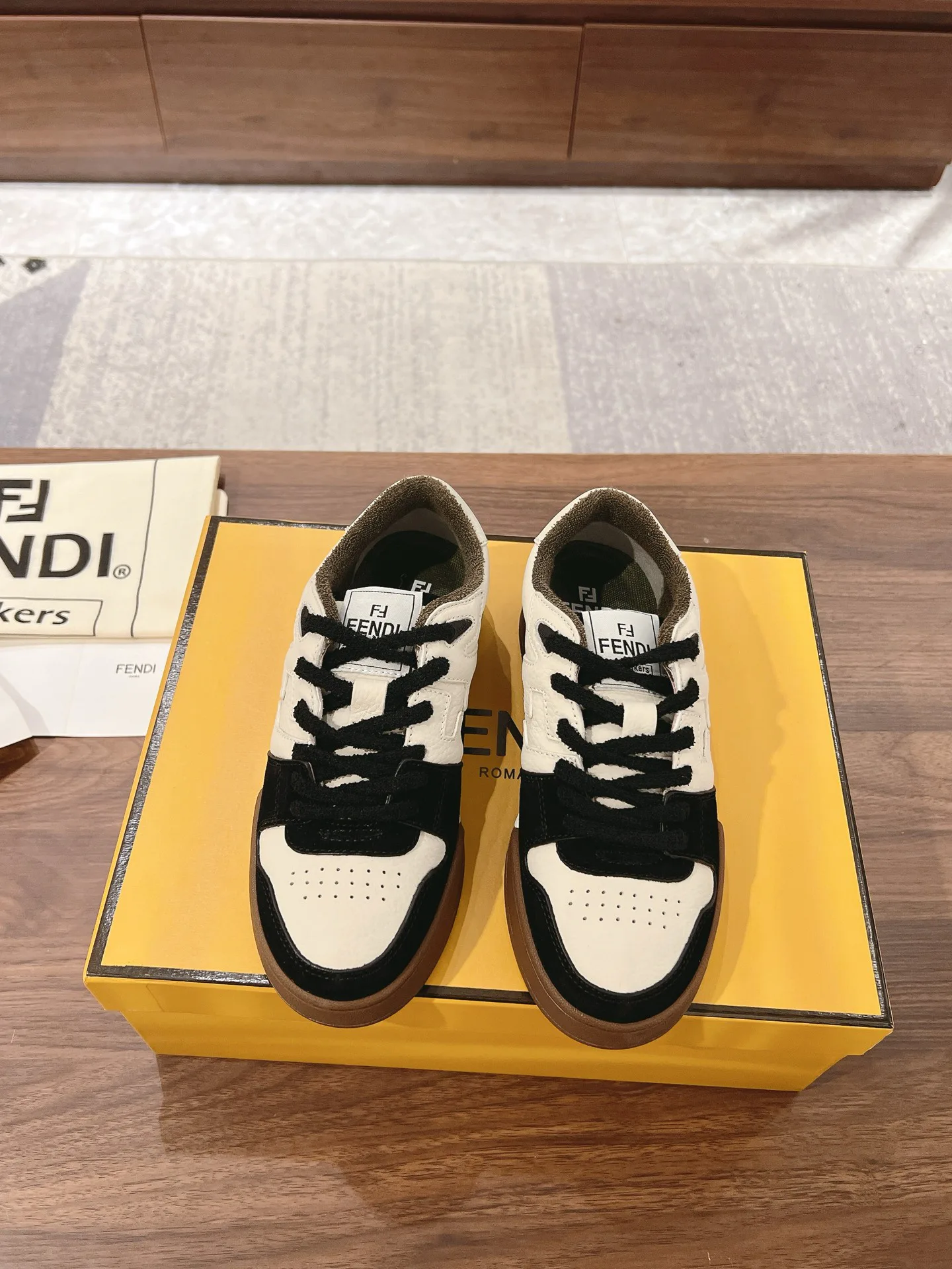 Кроссовки Женские Fendi 18219599