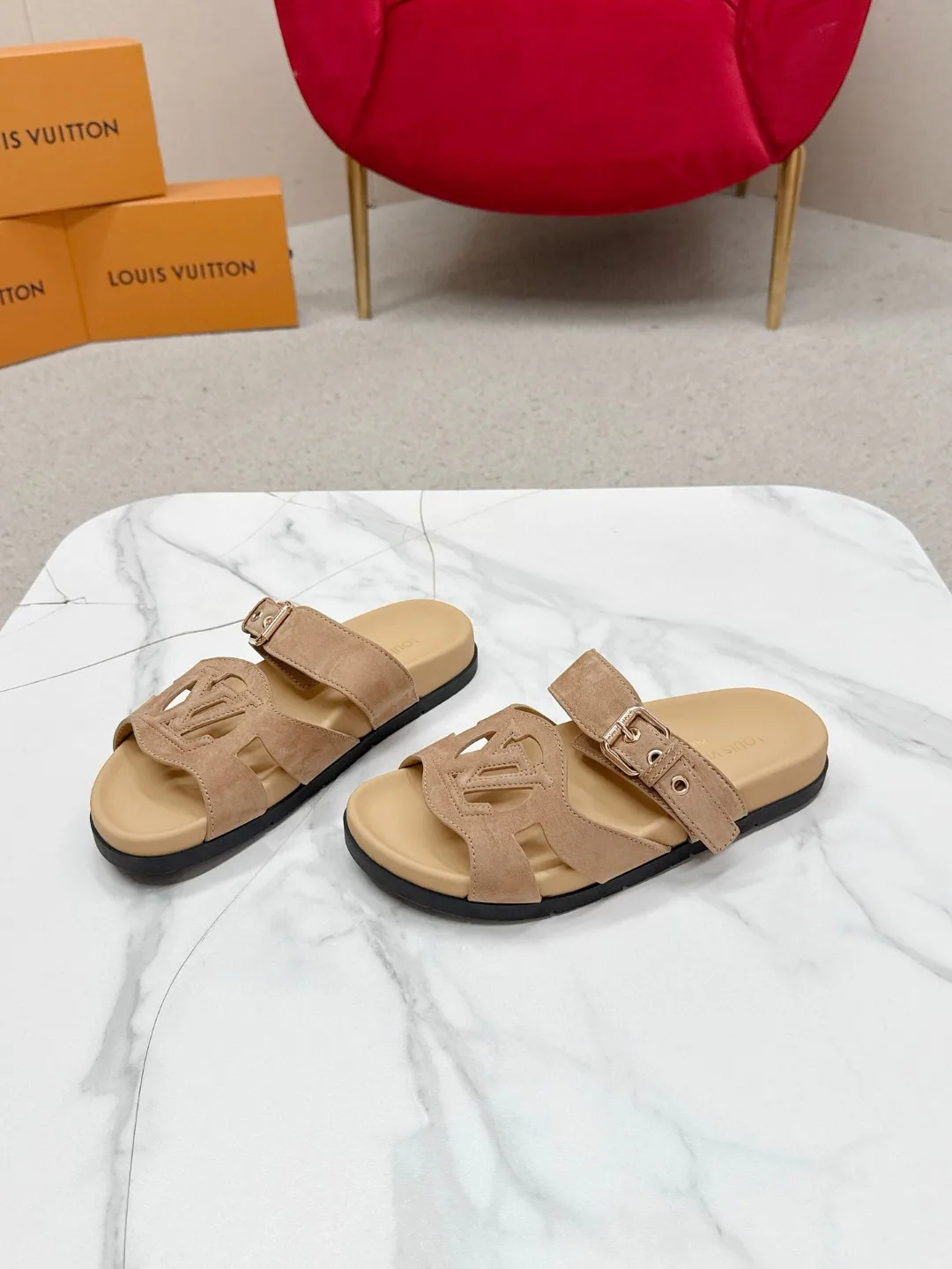 Шлепанцы Женские Louis Vuitton 18235700