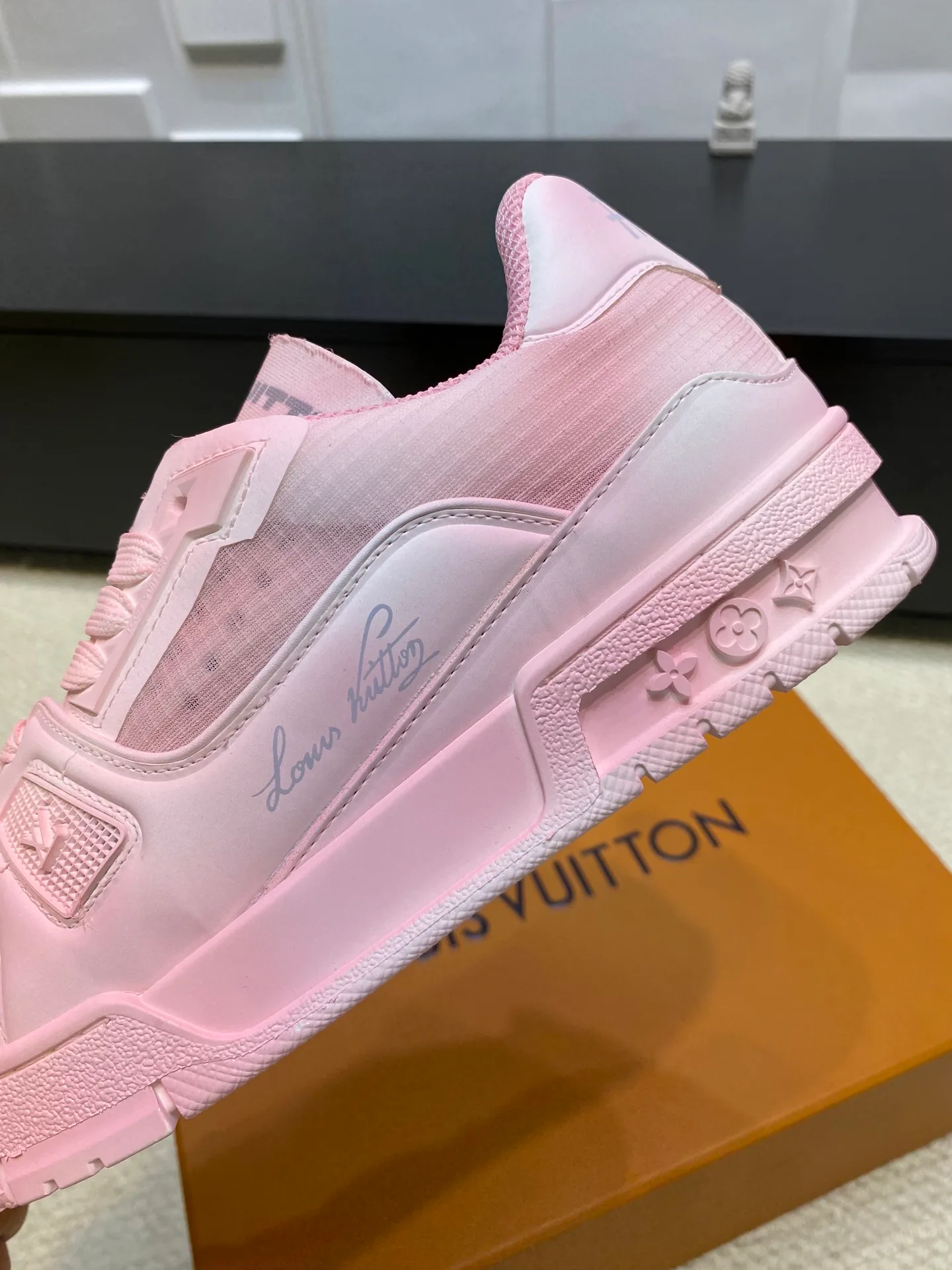 Кроссовки Женские Louis Vuitton 17969019