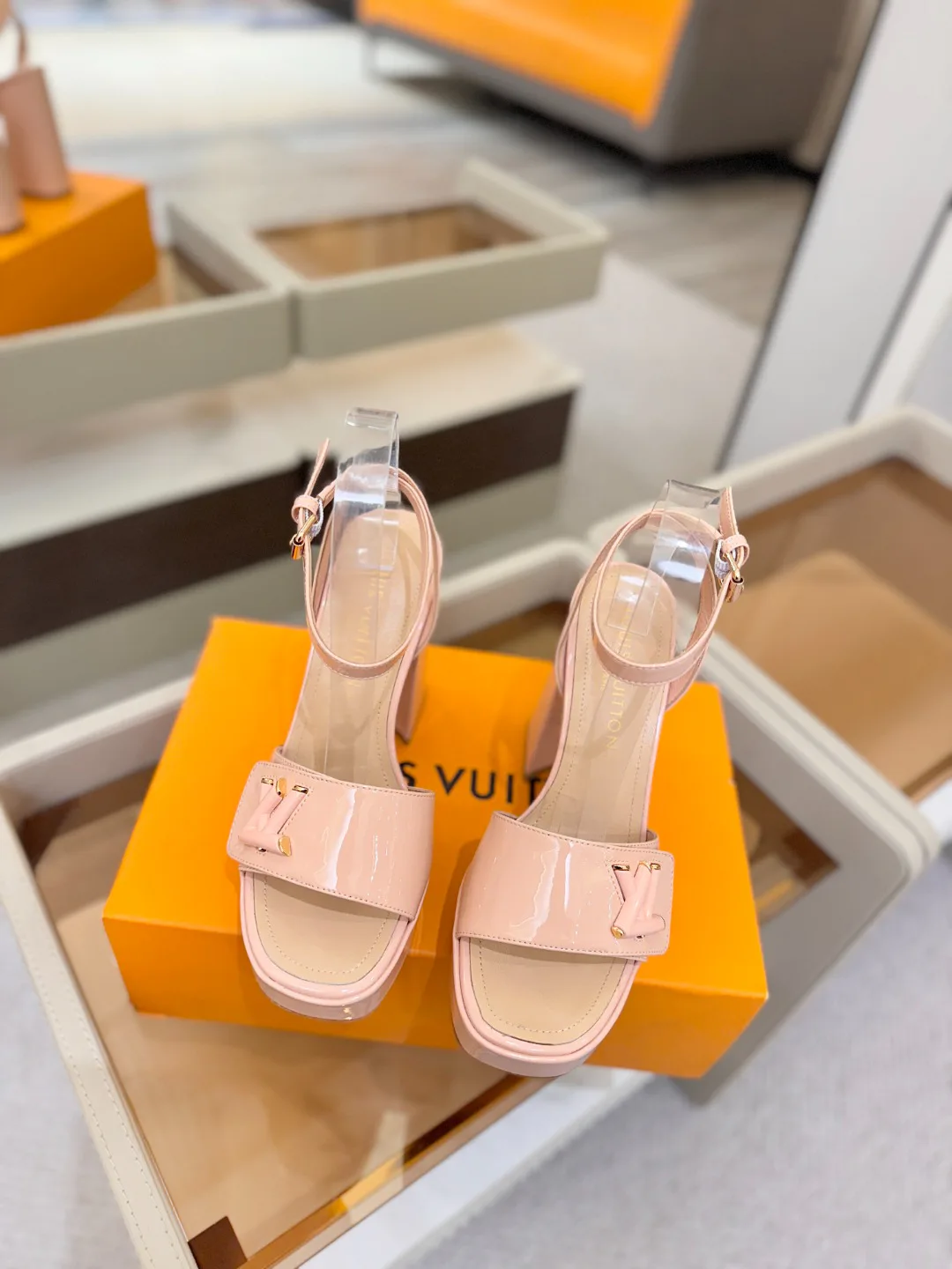 Босоножки Женские Louis Vuitton 17946857