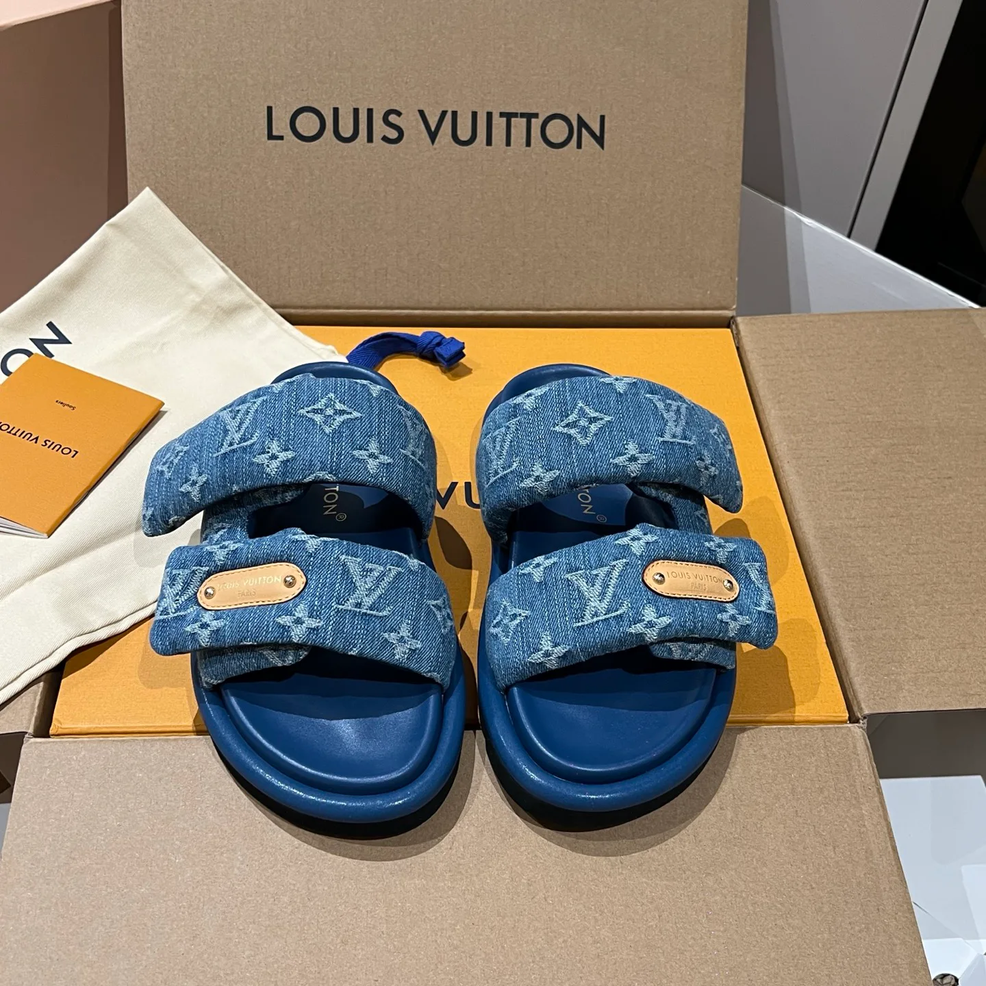 Шлепанцы Женские Louis Vuitton 17608427