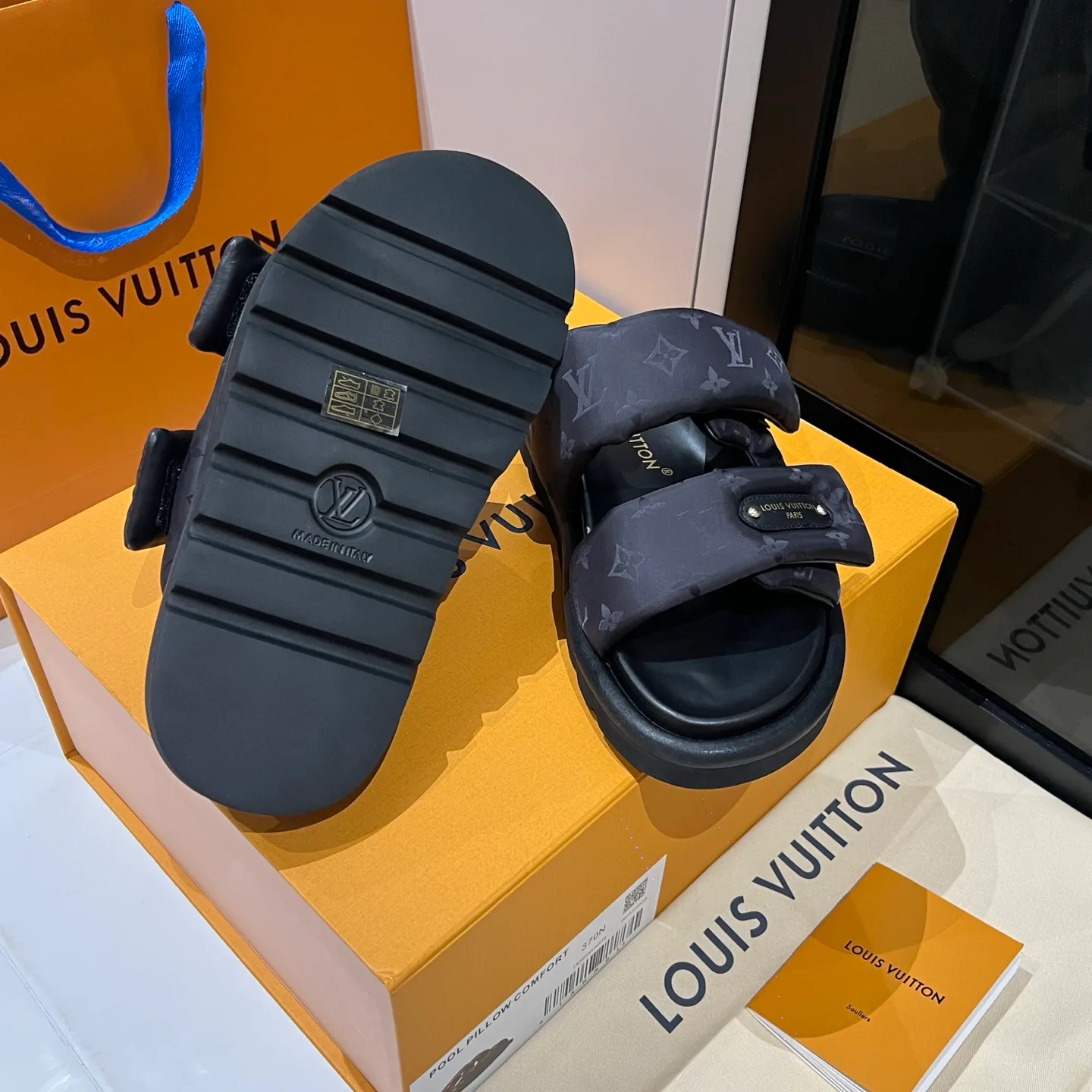 Шлепанцы Женские Louis Vuitton 17608439