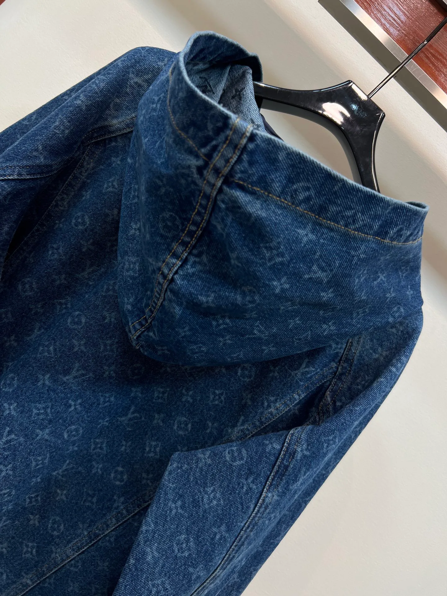 Куртки И Пуховики Женские Louis Vuitton 18408127