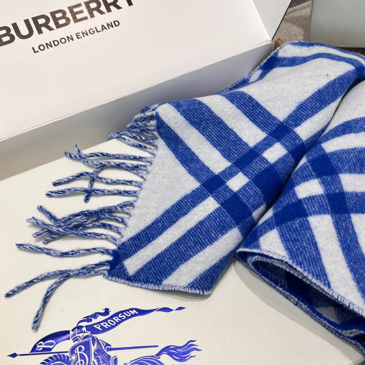 Шарфы Burberry 17945519