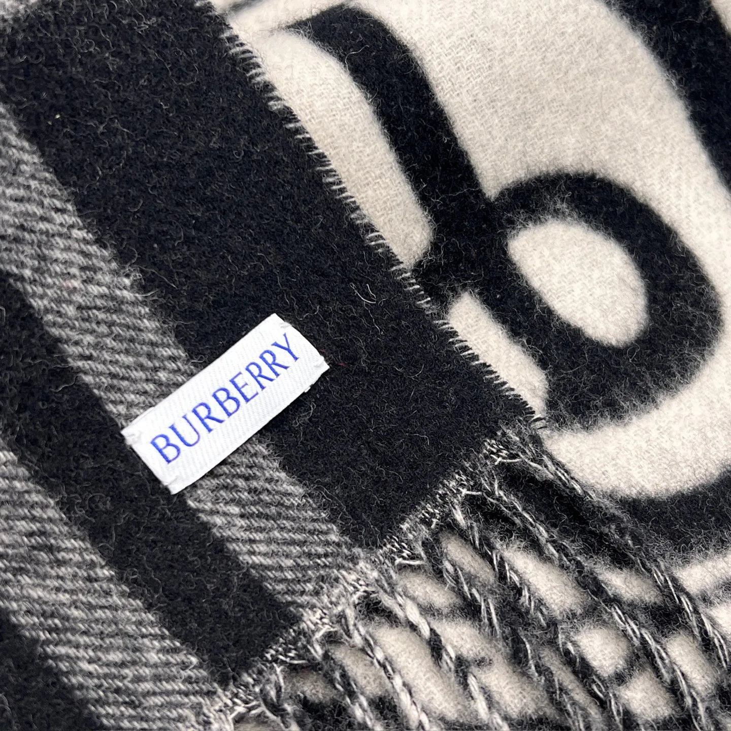 Шарфы Burberry 17945491