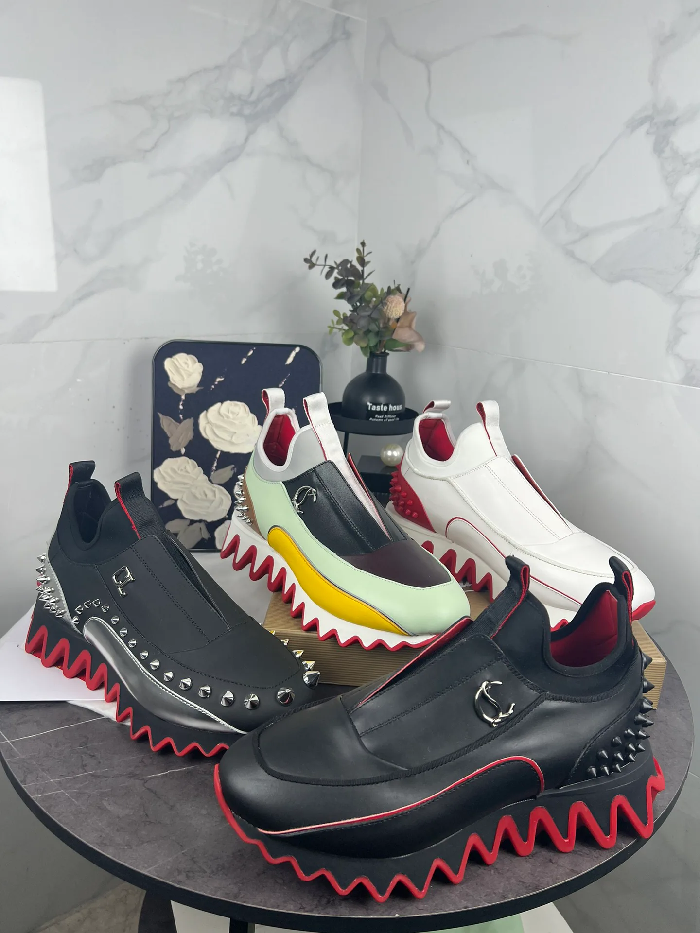 Кроссовки Женские Christian Louboutin 11072105