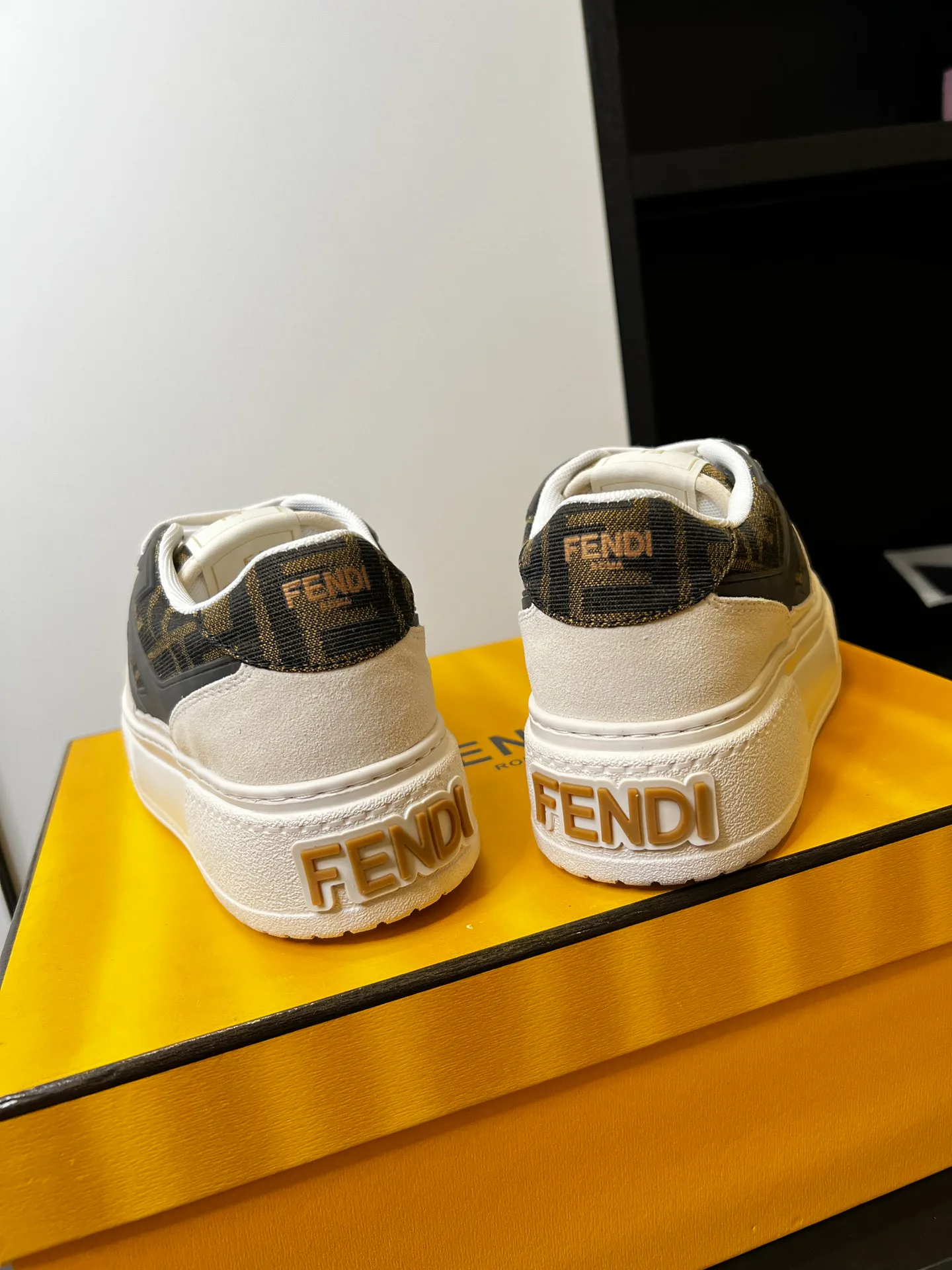 Кроссовки Женские Fendi 515275