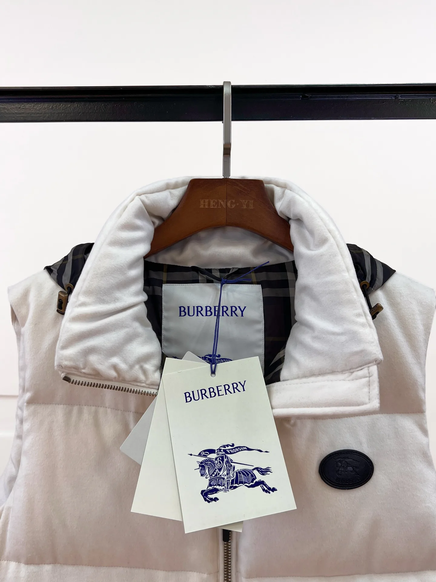 Жилеты Женские Burberry 17964684